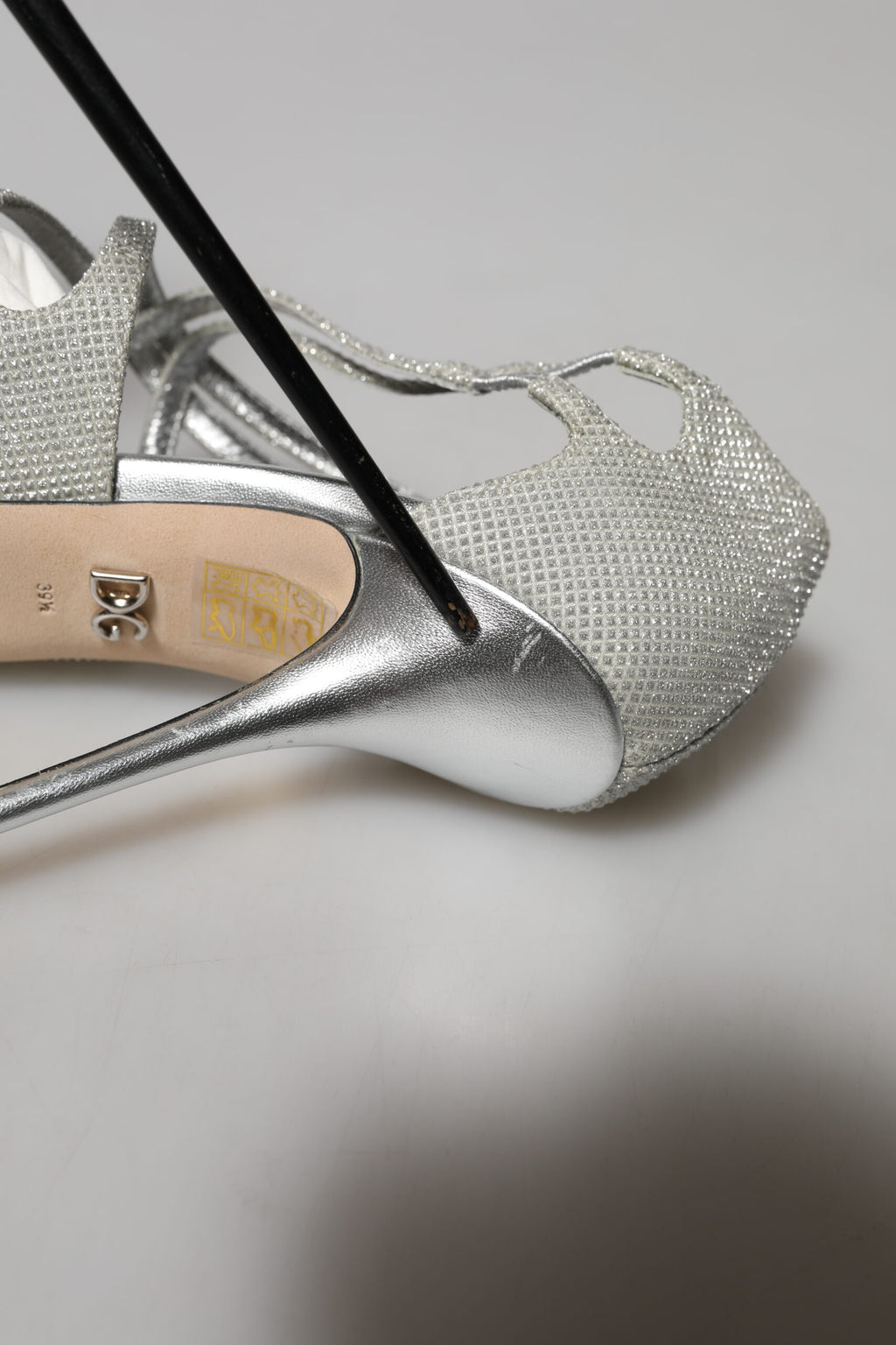 Sandales à talons Dolce & Gabbana en argent avec brillance, semelle en cuir et design élégant pour femmes.