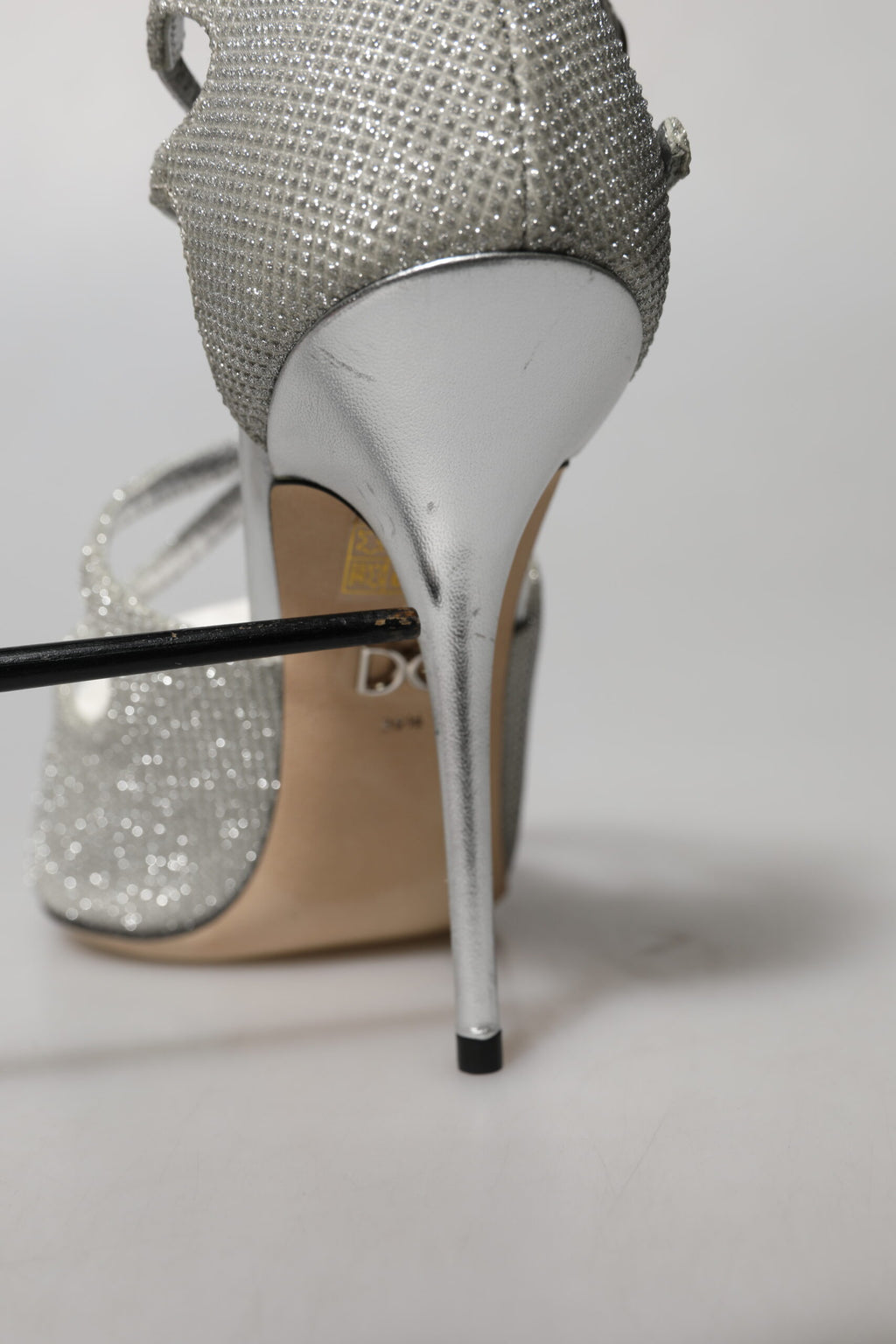 Sandales à talons Dolce & Gabbana argentées avec brillance, chaussures élégantes en cuir pour femmes, vue de face