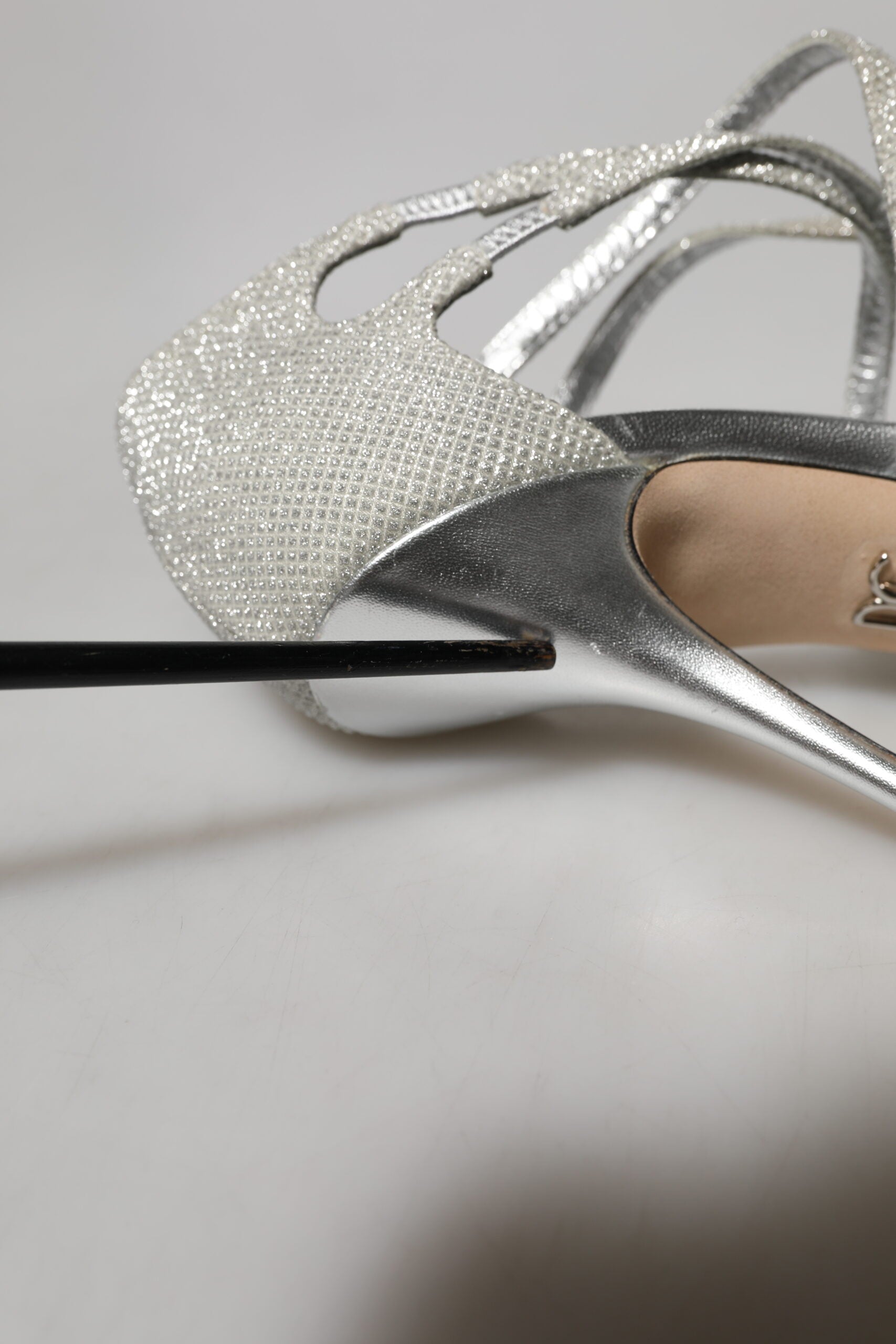 Sandales à talons Dolce & Gabbana argentées avec brillance, chaussures élégantes en cuir pour femmes.