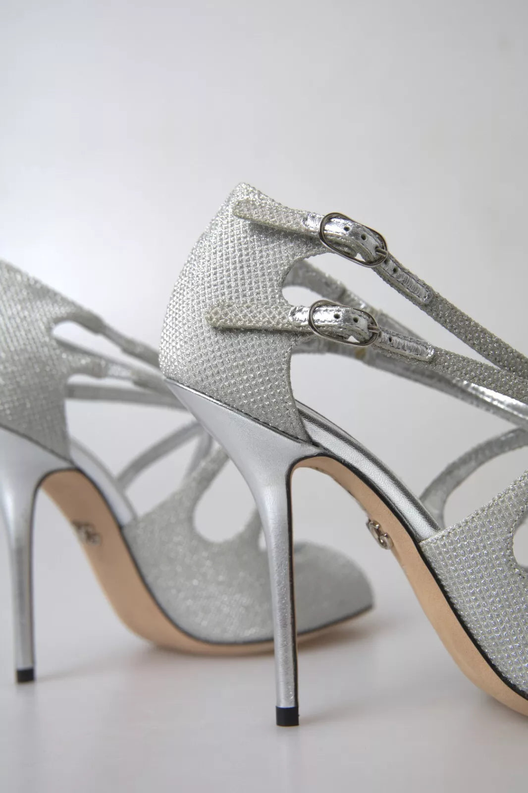 Sandales à talons Dolce & Gabbana Silver Shimmers avec semelle en cuir et design élégant visible sur l'image.