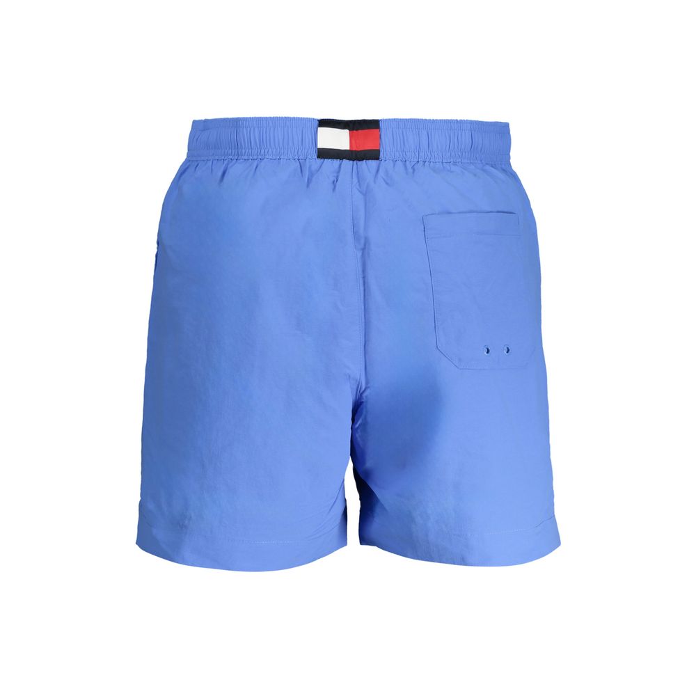 Shorts de bain pour homme Tommy Hilfiger en nylon azur, coupe classique, avec logo Tommy sur la jambe.