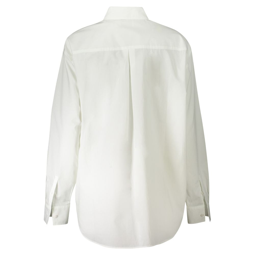 Chemise blanche pour femme en coton de la marque Calvin Klein, image montrant un style élégant et épuré.