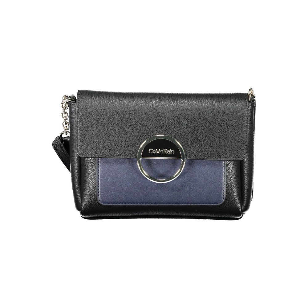 Sac à bandoulière noir en polyuréthane de Calvin Klein pour femmes, élégant et moderne, visible avec détails du design.