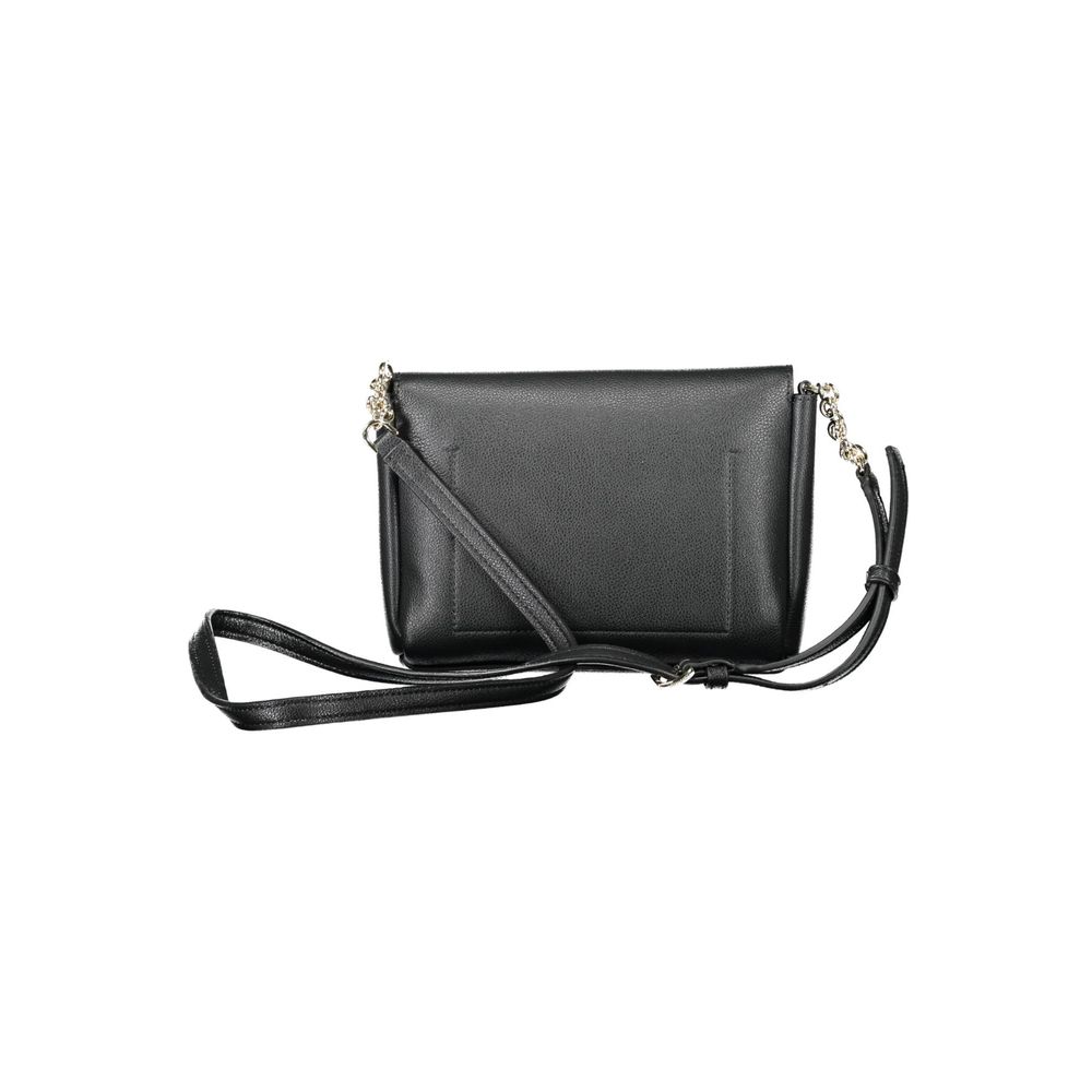 Sac à main noir en polyuréthane pour femmes de la marque Calvin Klein, porté sur l'épaule avec détails élégants.