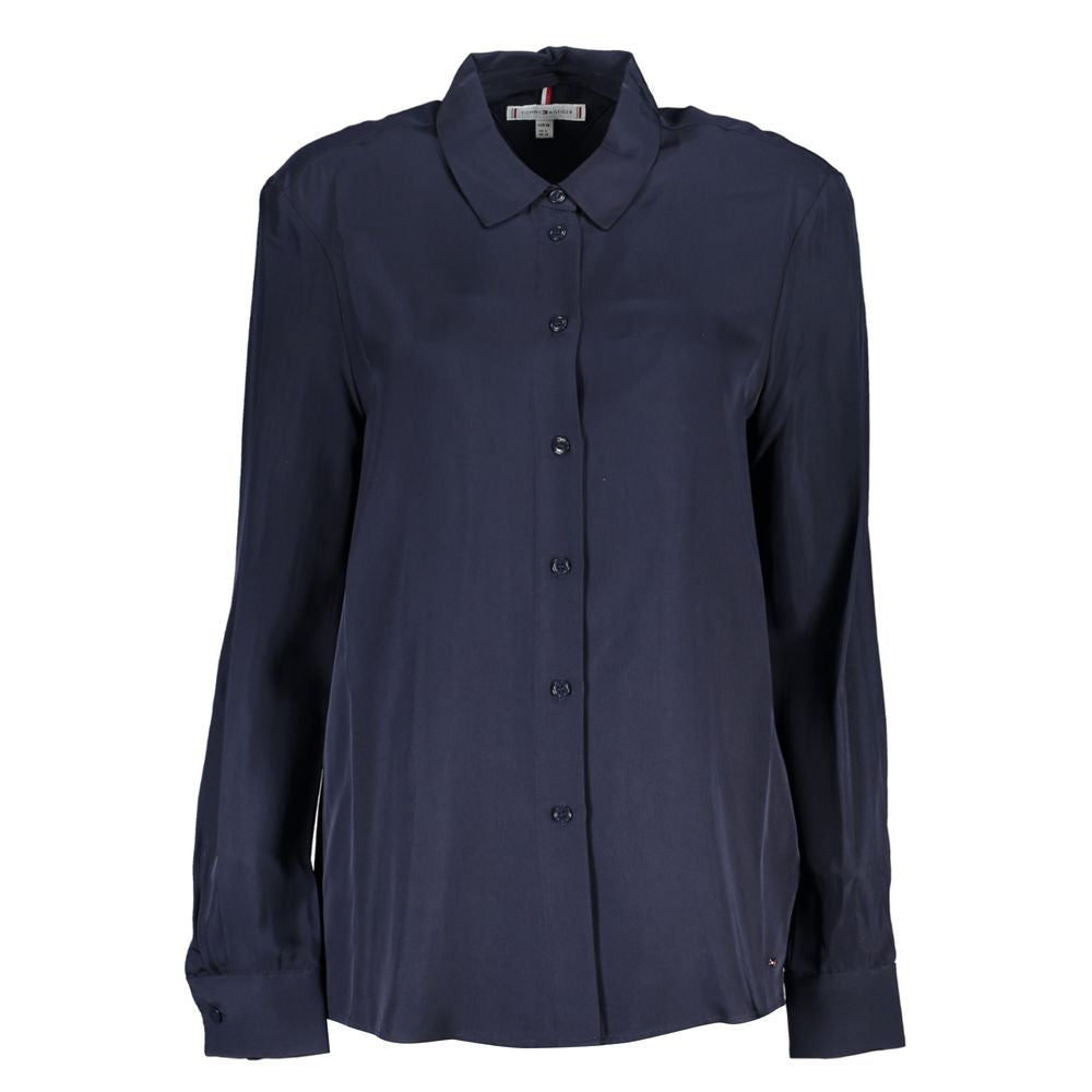 Chemise bleue en viscose pour femmes Tommy Hilfiger, coupe élégante et tissu fluide, visible en détail.