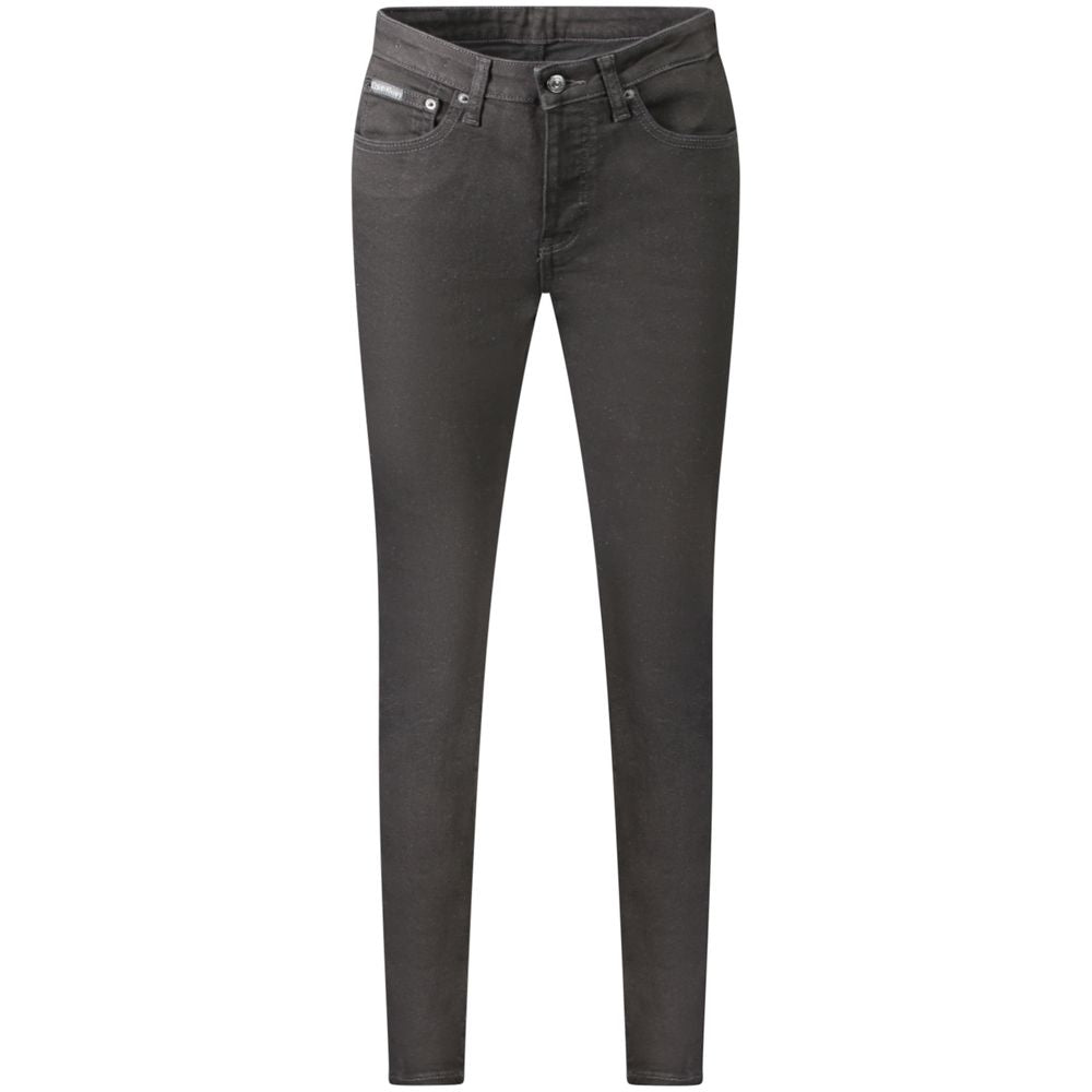 Jean femme en coton noir de Calvin Klein, coupe classique, visible en détail dans l'image.