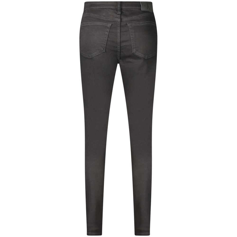 Jeans pour femmes en coton noir de la marque Calvin Klein, coupe classique et détails élégants visibles sur l'image.