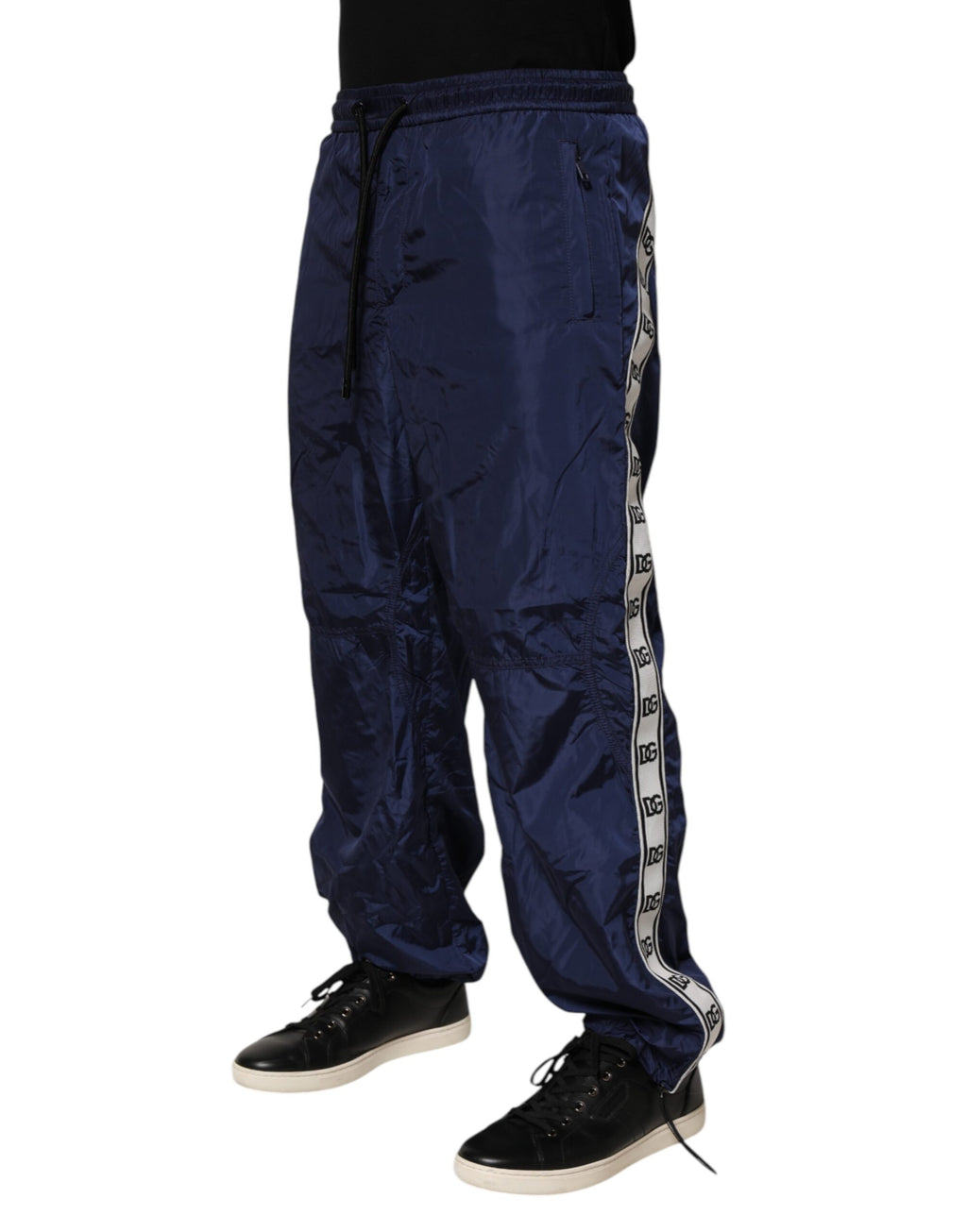 Pantalon de jogging en nylon bleu Dolce & Gabbana, coupe droite, style décontracté avec ceinture élastique et poches latérales.