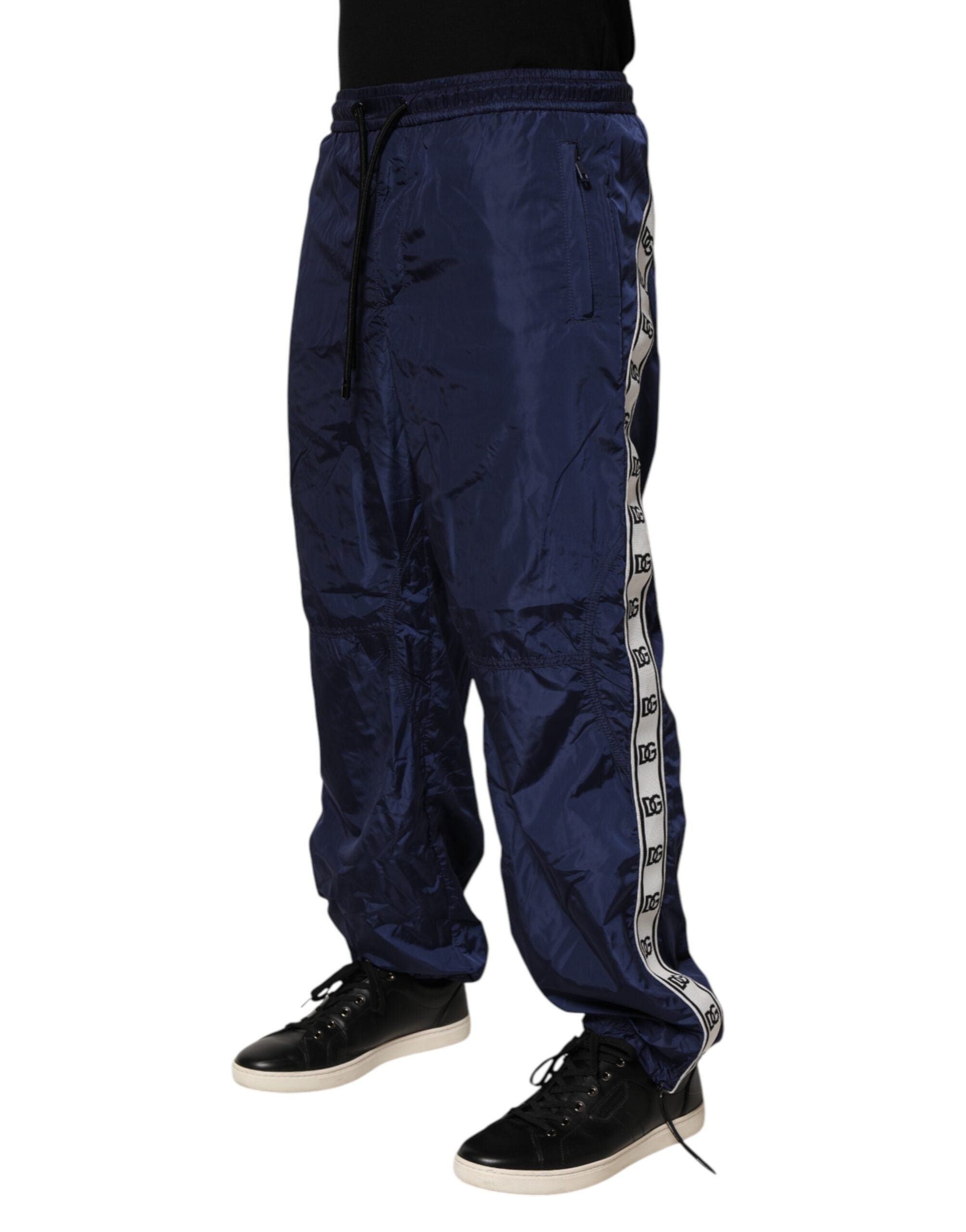 Pantalon de jogging en nylon bleu Dolce & Gabbana, coupe droite, style décontracté avec ceinture élastique et poches latérales.