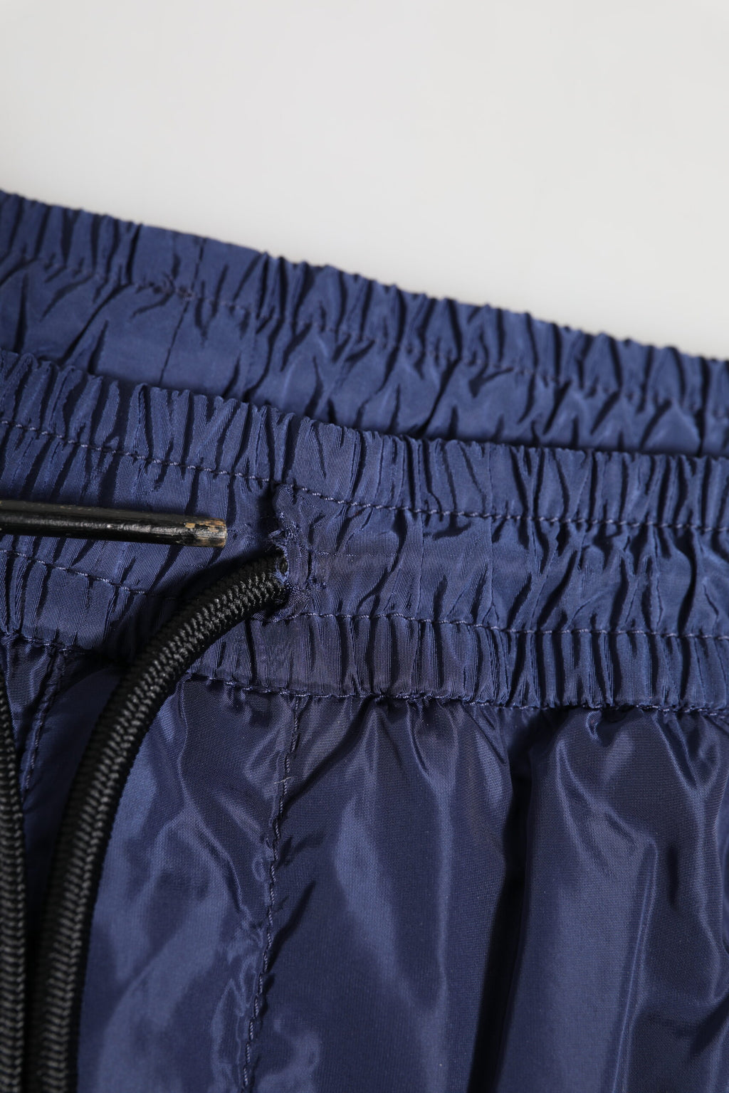 Pantalon jogging droit en nylon bleu Dolce & Gabbana, vue de face, avec ceinture élastique et poches latérales.