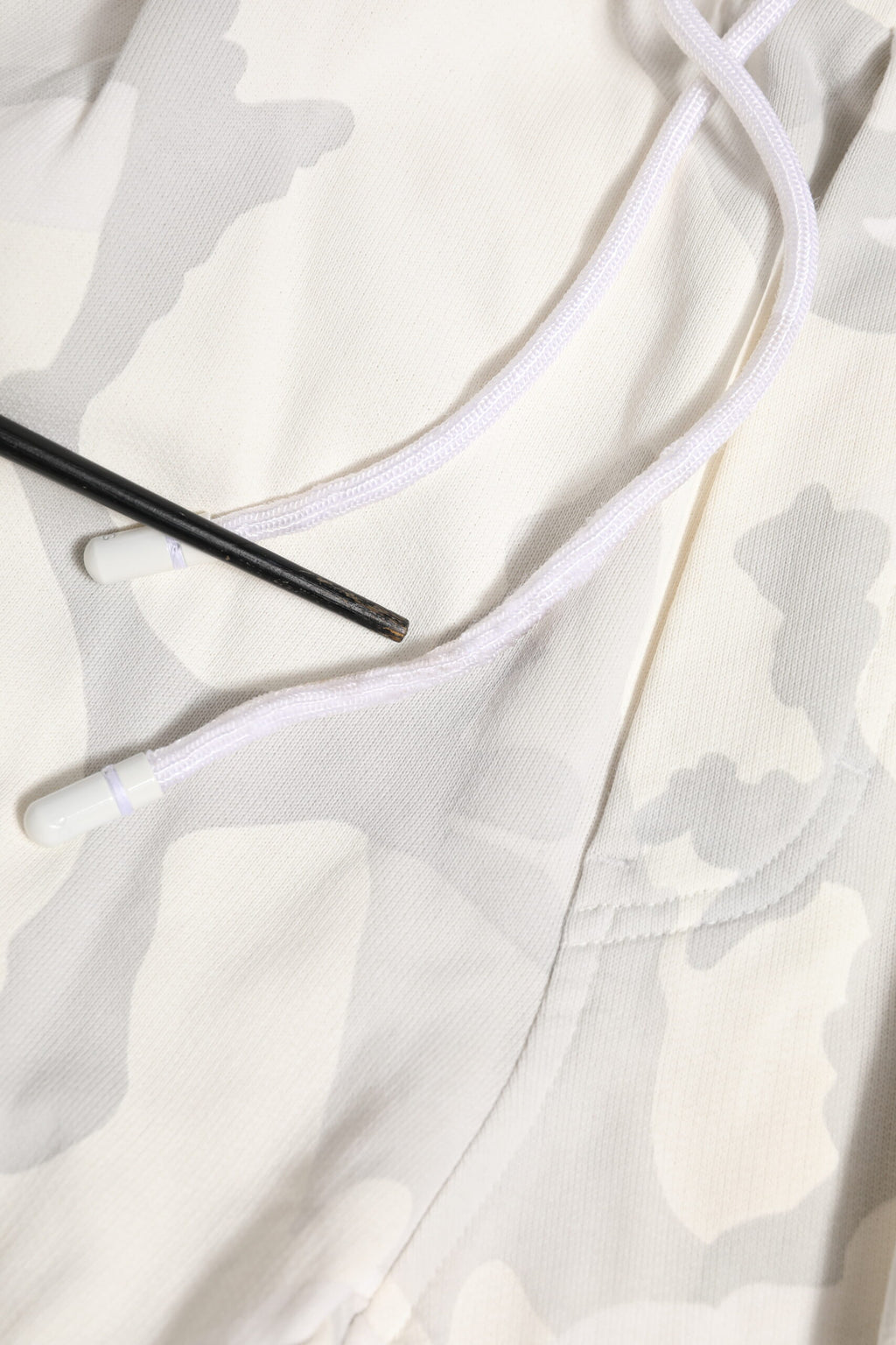 Pantalon cargo jogger blanc Dolce & Gabbana avec motif camouflage, doux et confortable, pour un style décontracté.