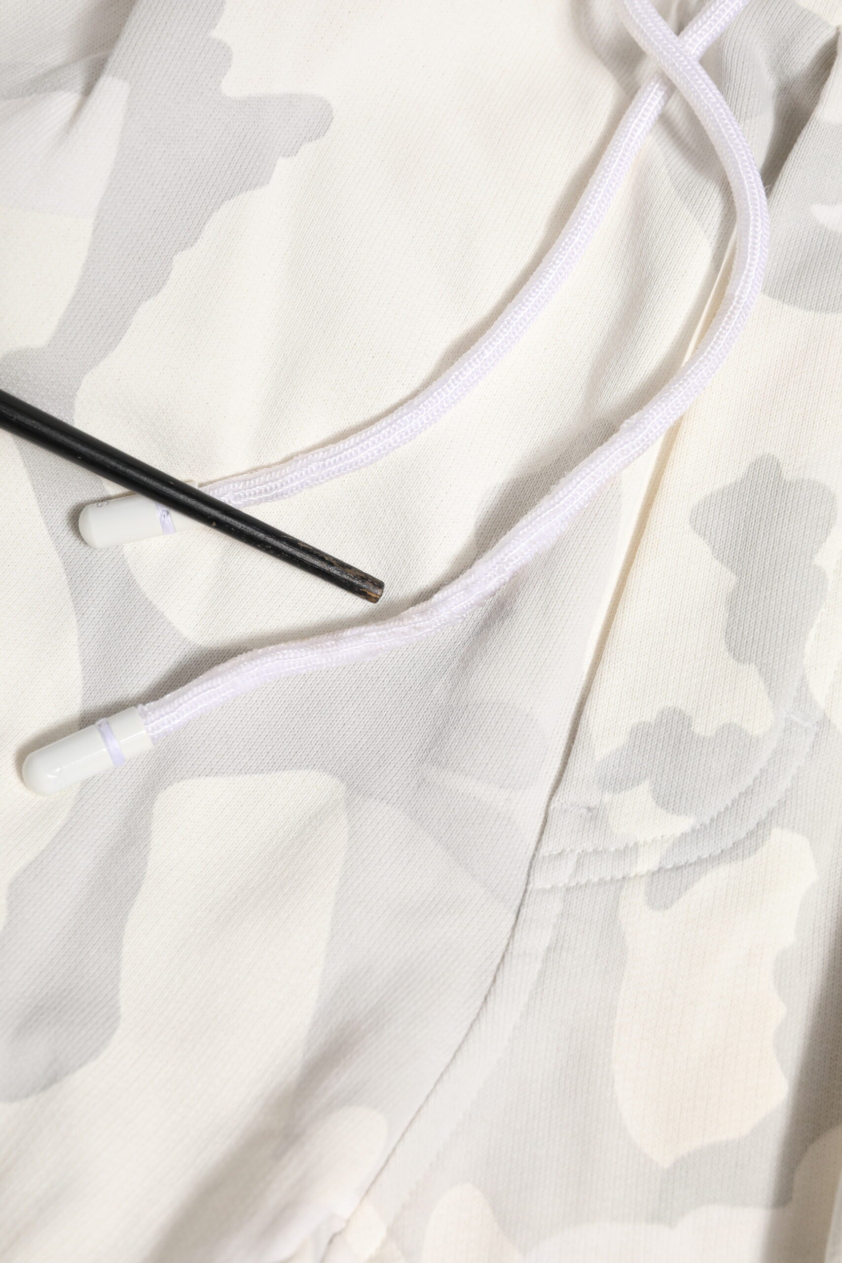 Pantalon cargo jogger blanc Dolce & Gabbana avec motif camouflage, doux et confortable, pour un style décontracté.