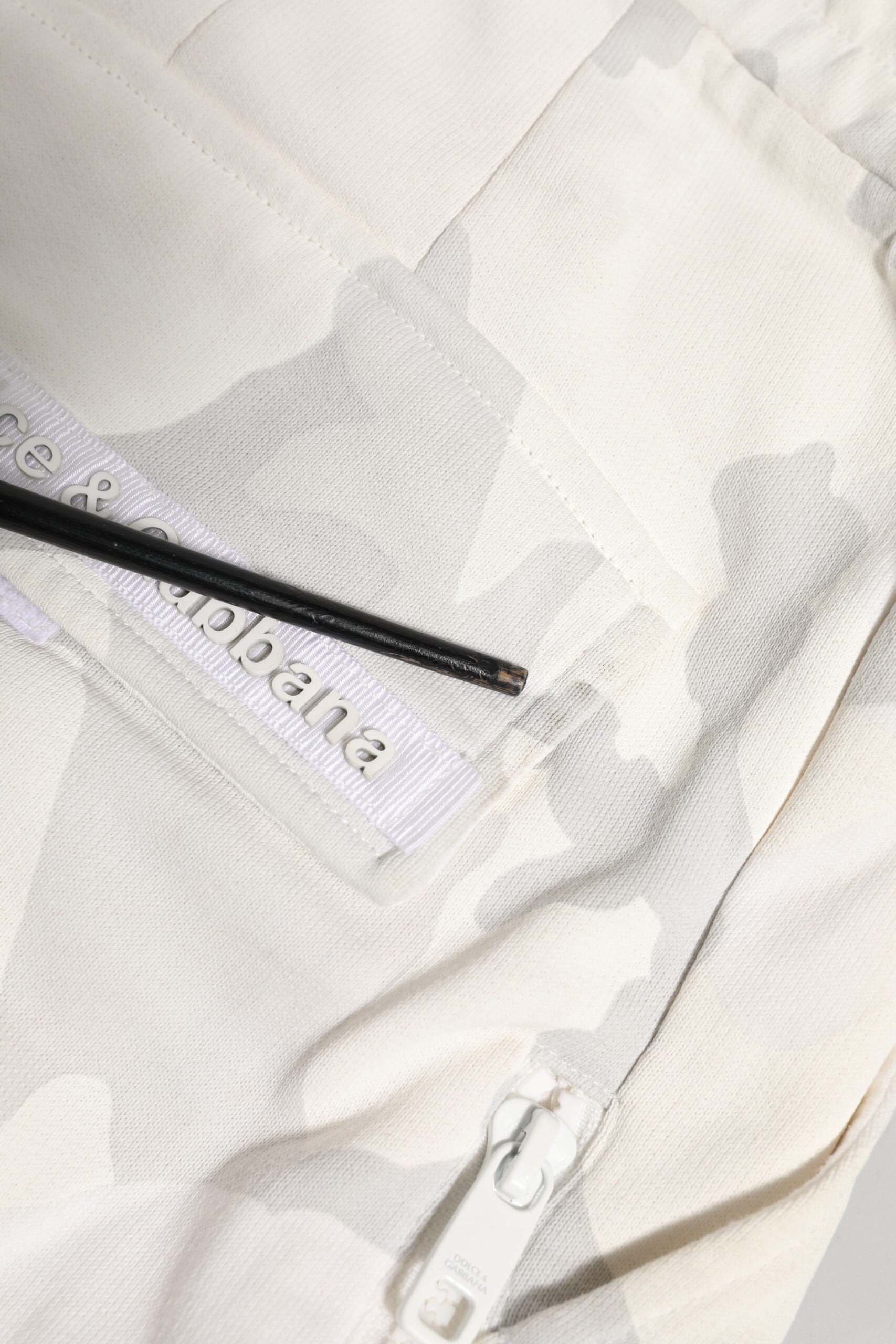Pantalon de jogging cargo blanc camouflage Dolce & Gabbana, pantalon décontracté avec poches et motif camouflage.
