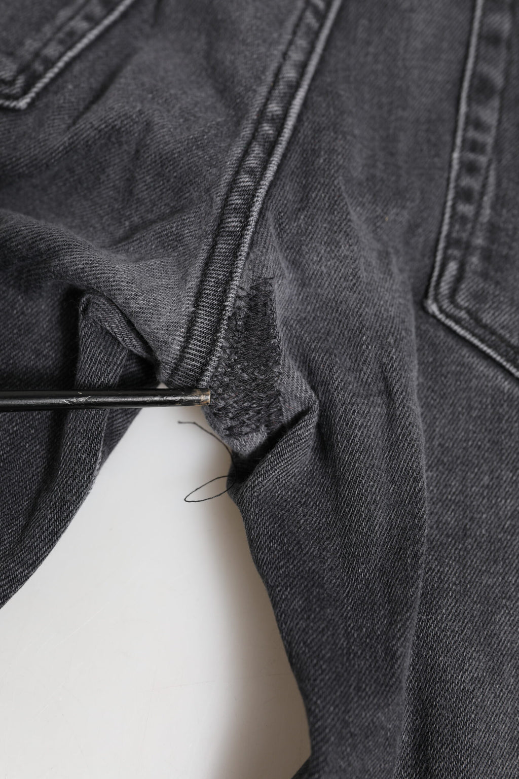 Pantalon homme Dolce & Gabbana en denim noir, coupe skinny en coton, style moderne et ajusté.