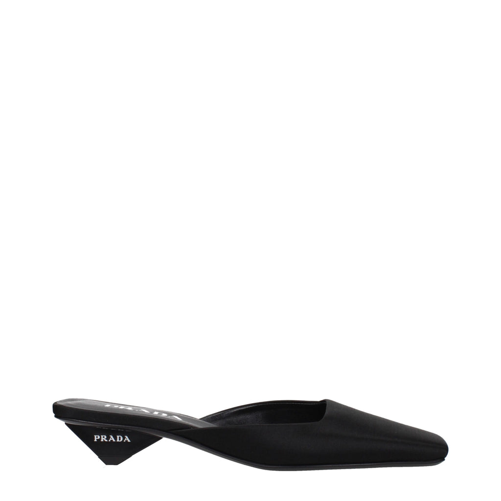 Sandales plates en satin noir Prada, élégantes et confortables, avec détails sophistiqués visibles sur l'image.