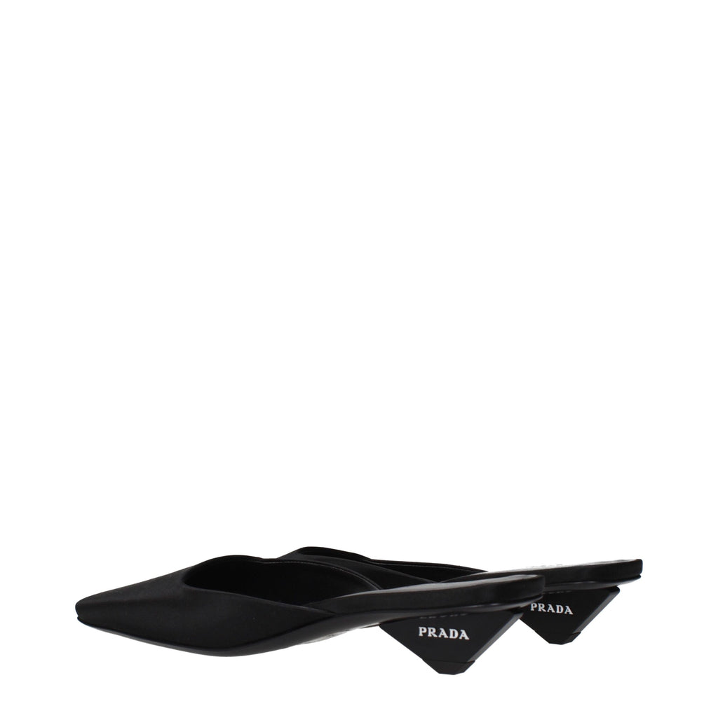 Sandales plates en satin noir de Prada, élégantes et confortables, avec bride fine et finition soignée.