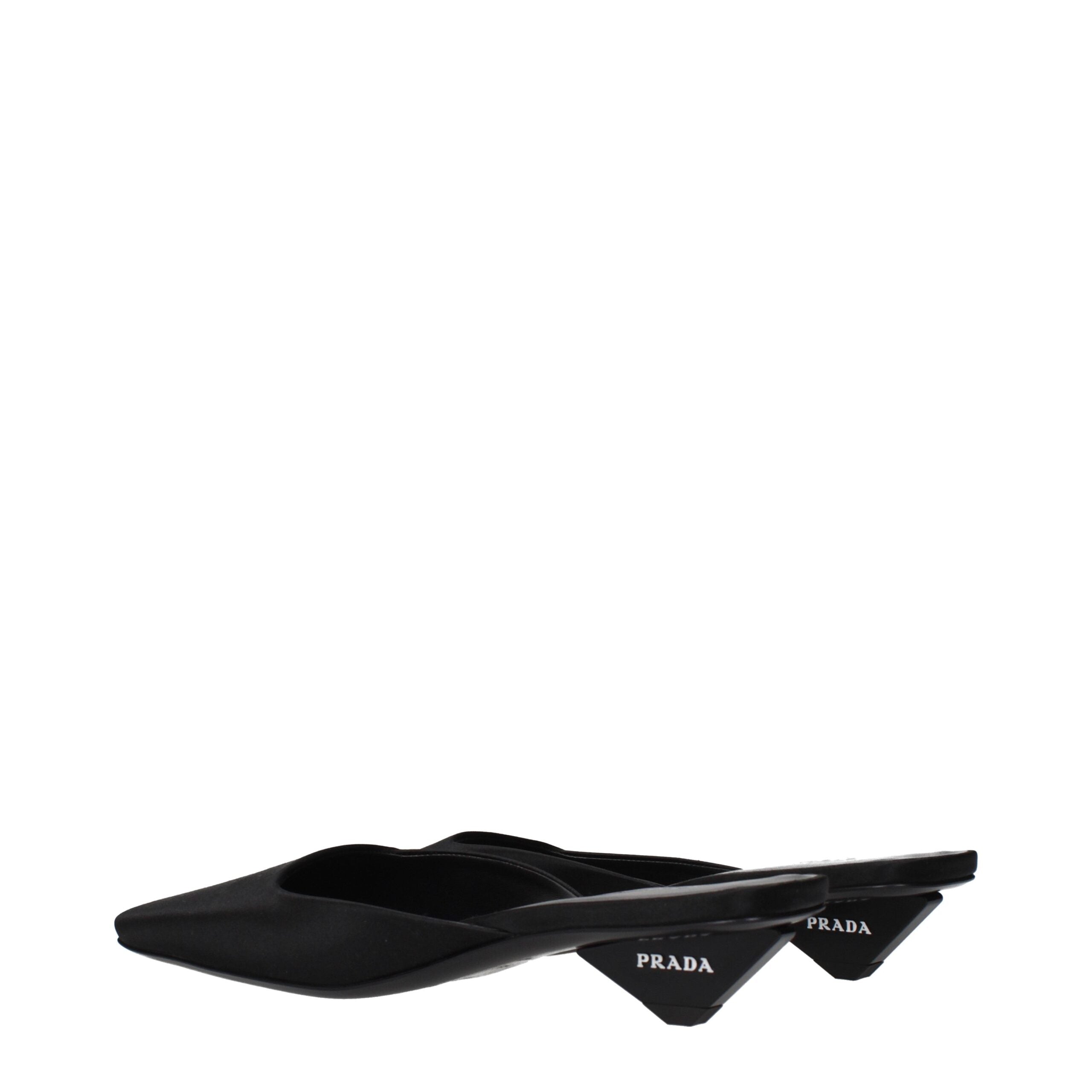 Sandales plates en satin noir de Prada, élégantes et confortables, avec bride fine et finition soignée.