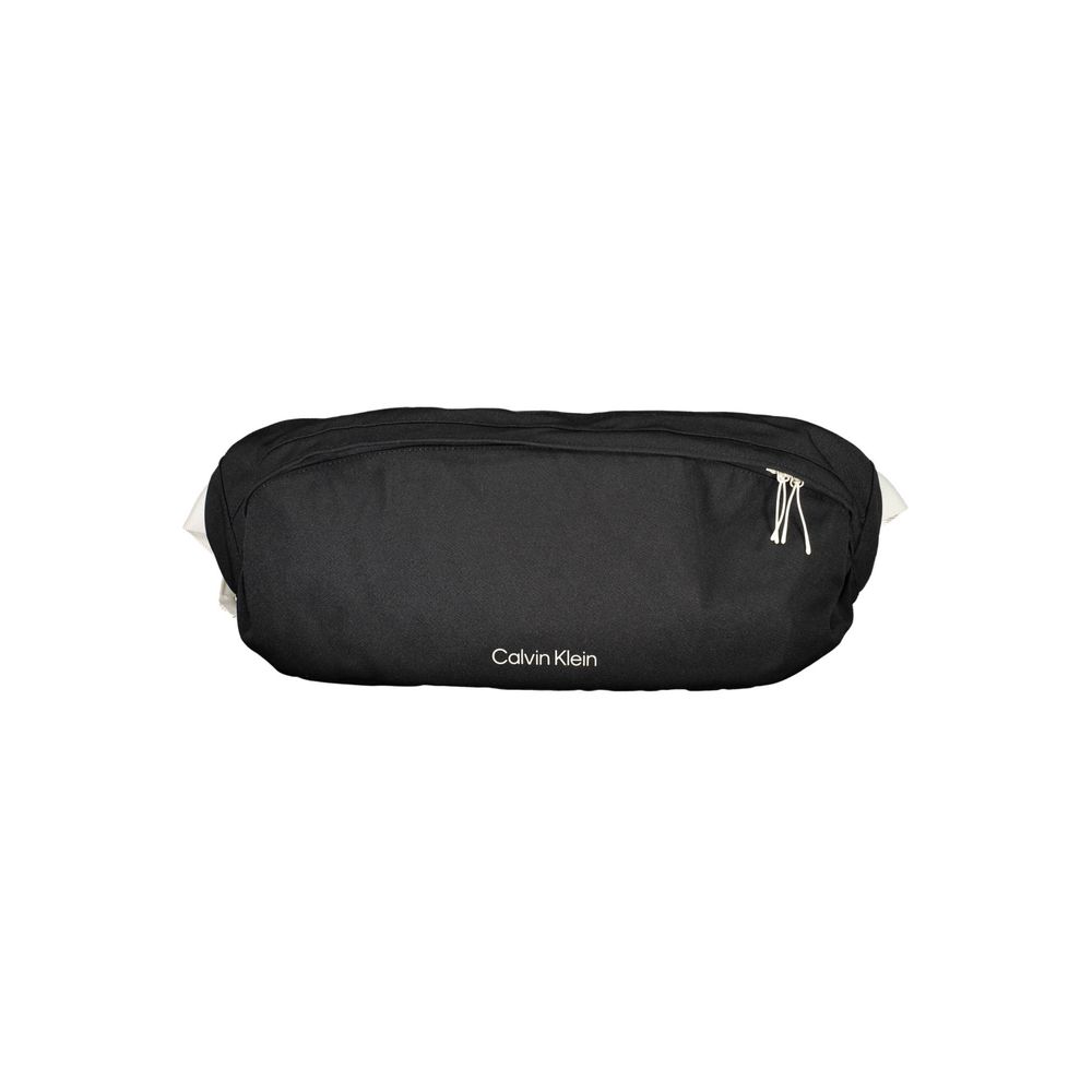 Sac pour homme Calvin Klein en polyester noir, élégant et pratique, avec fermeture et éléments de design modernes.