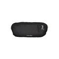 Sac pour homme Calvin Klein en polyester noir, élégant et pratique, avec fermeture et éléments de design modernes.
