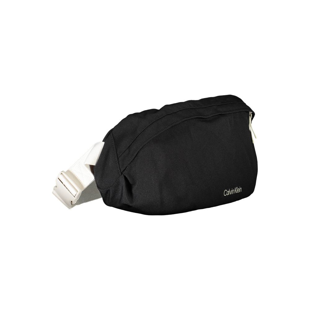 Sac pour homme Calvin Klein en polyester noir, élégant avec bandoulière ajustable et logo visible.