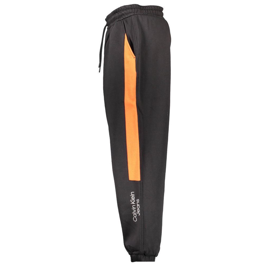 Pantalon de jogging noir pour homme de la marque Calvin Klein en coton, vue de face sur un fond blanc.