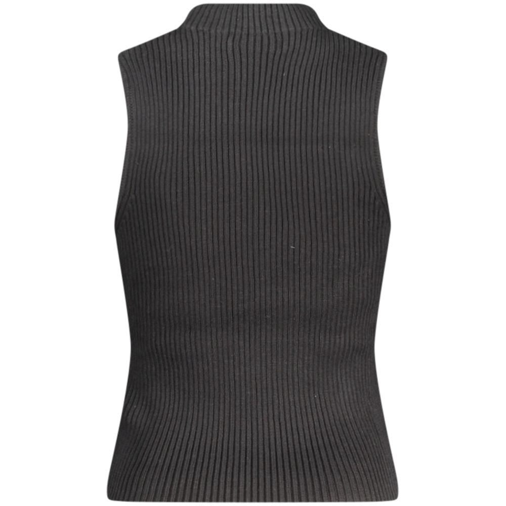 Débardeur noir en coton pour femmes de Guess Jeans, coupe ajustée, sans manches, porté sur un mannequin.