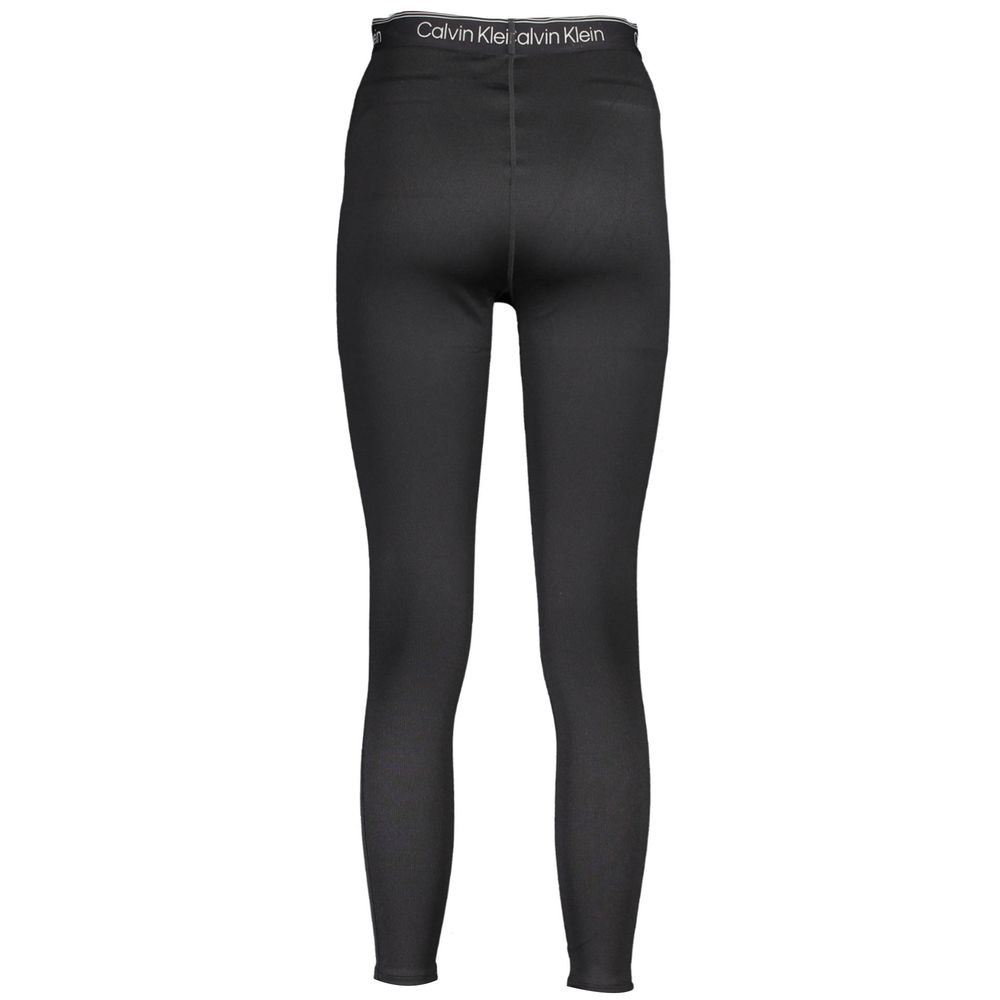 Leggings pour femmes en polyester noir de Calvin Klein, ajustés et confortables, visibles avec une coupe moulante.