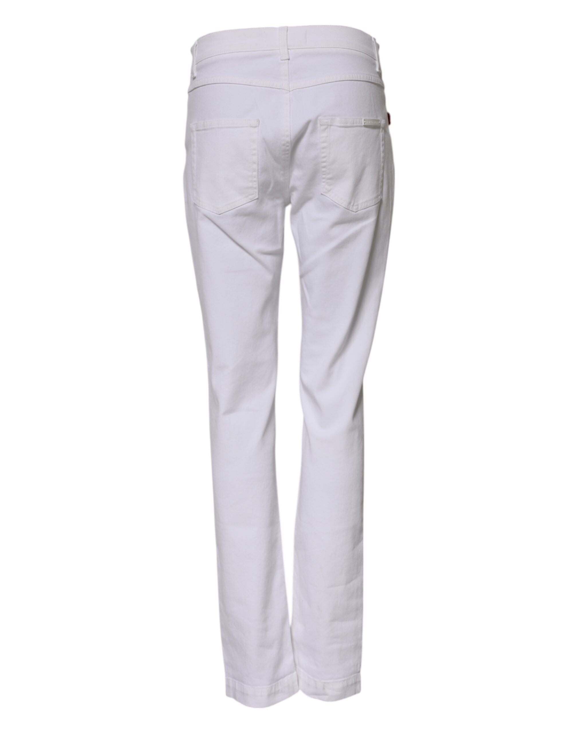 Jeans en denim blanc Dolce & Gabbana avec broderies florales, sequins et style féminin, visibles en détail.