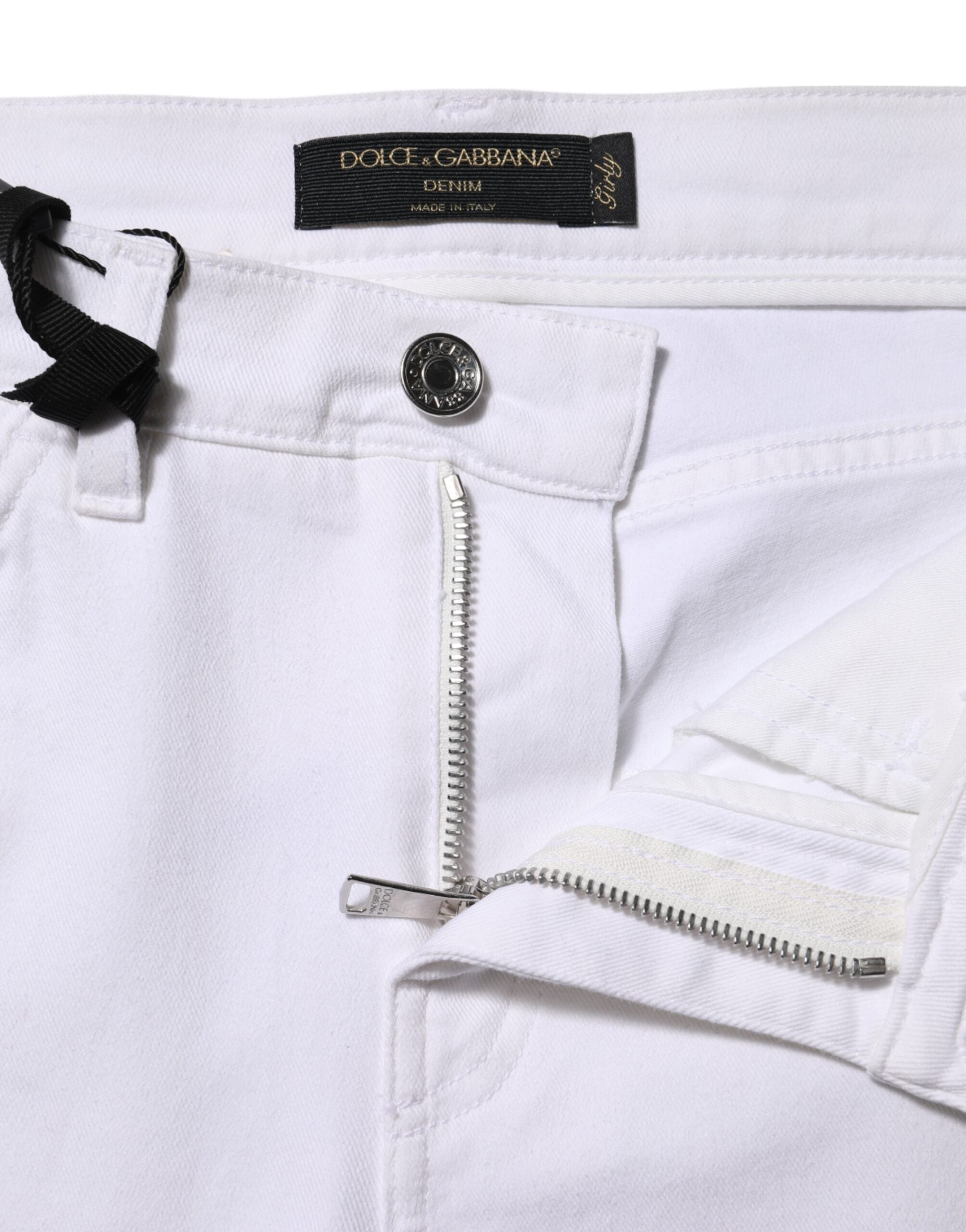 Jeans en denim blanc Dolce & Gabbana avec broderies florales et sequins, style girly et tendance.
