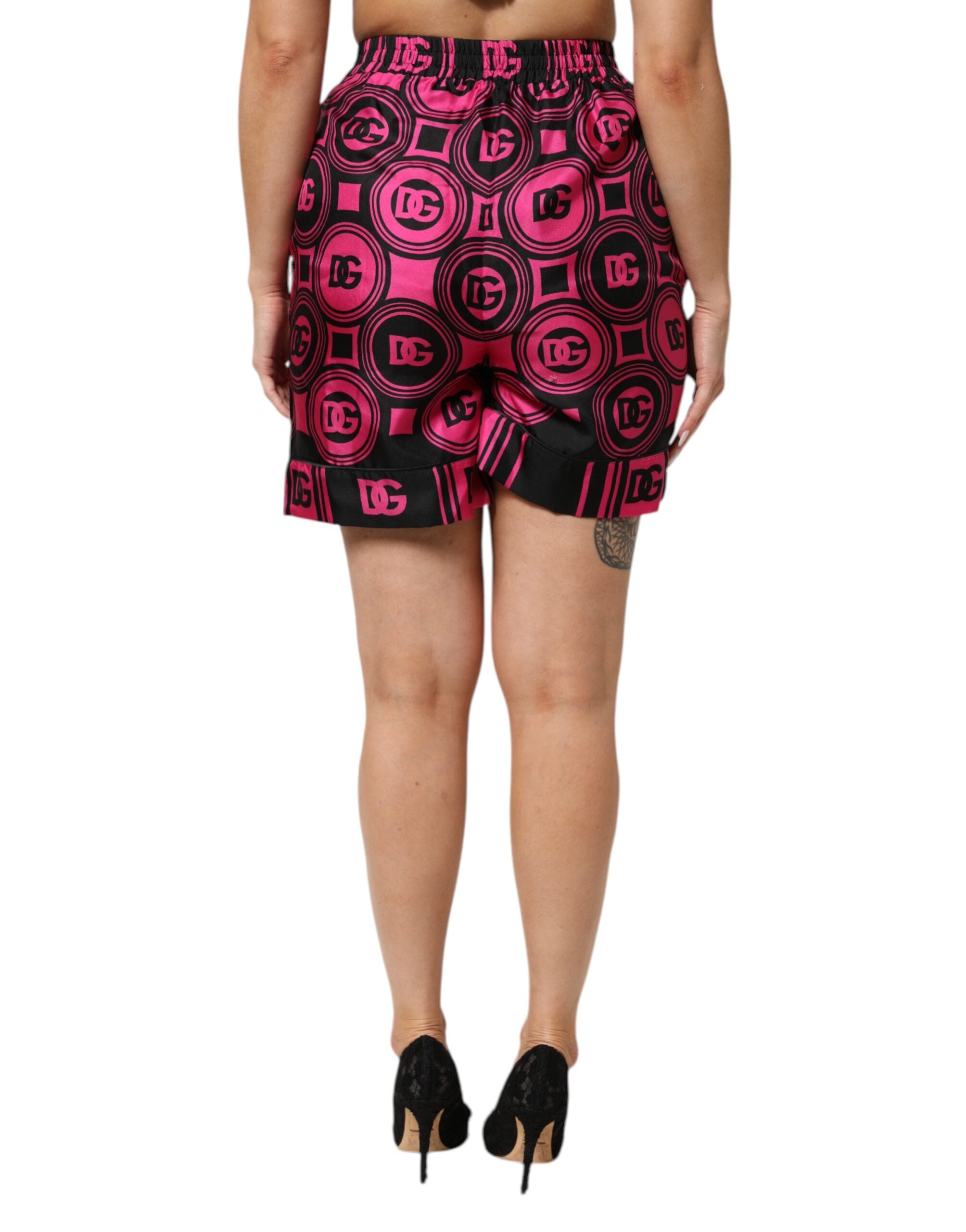 Shorts en soie rose et noire Dolce & Gabbana avec logo et motif DG, style élégant et tendance.