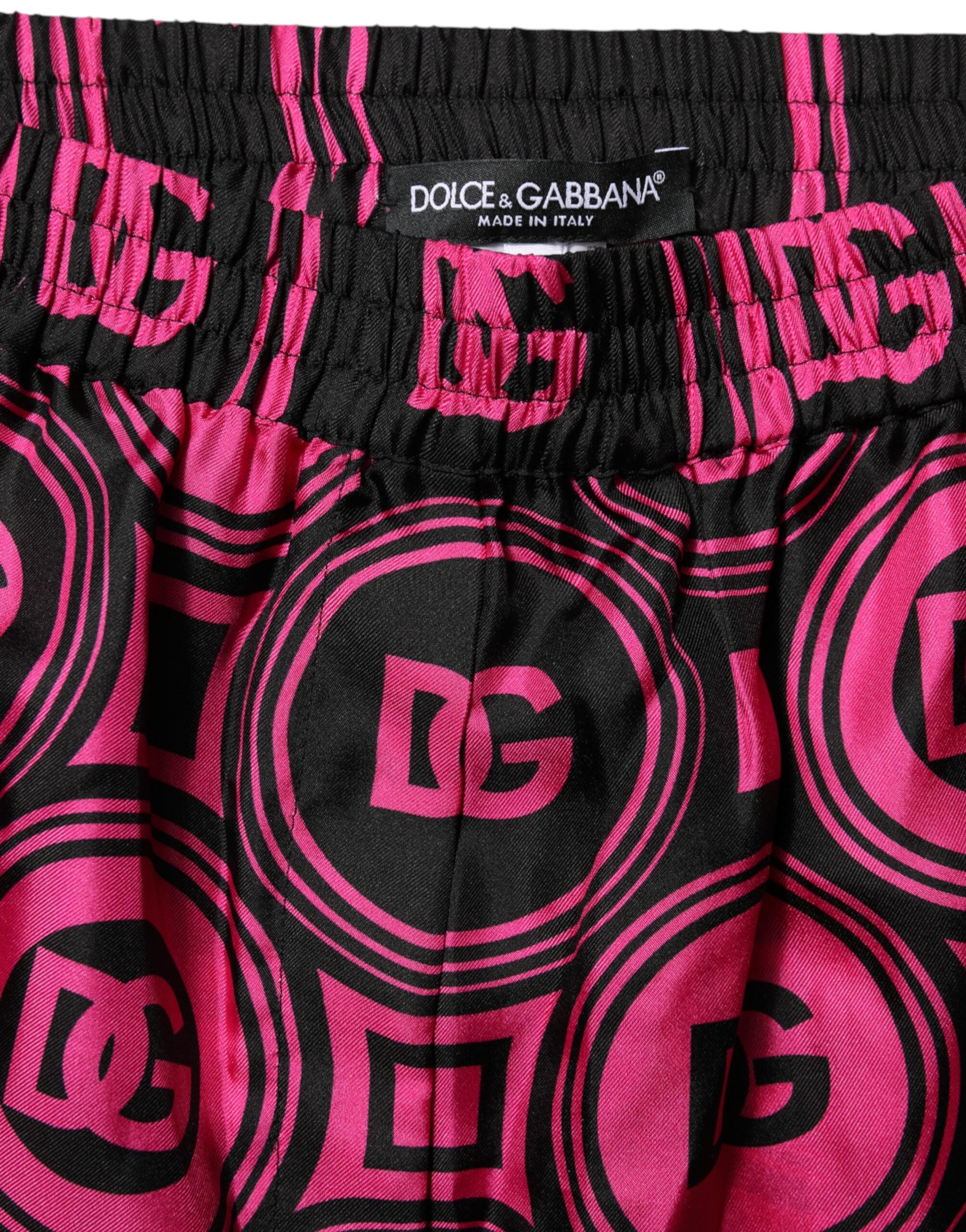 Shorts en soie rose et noire Dolce & Gabbana avec logo et motif DG, style élégant et tendance.