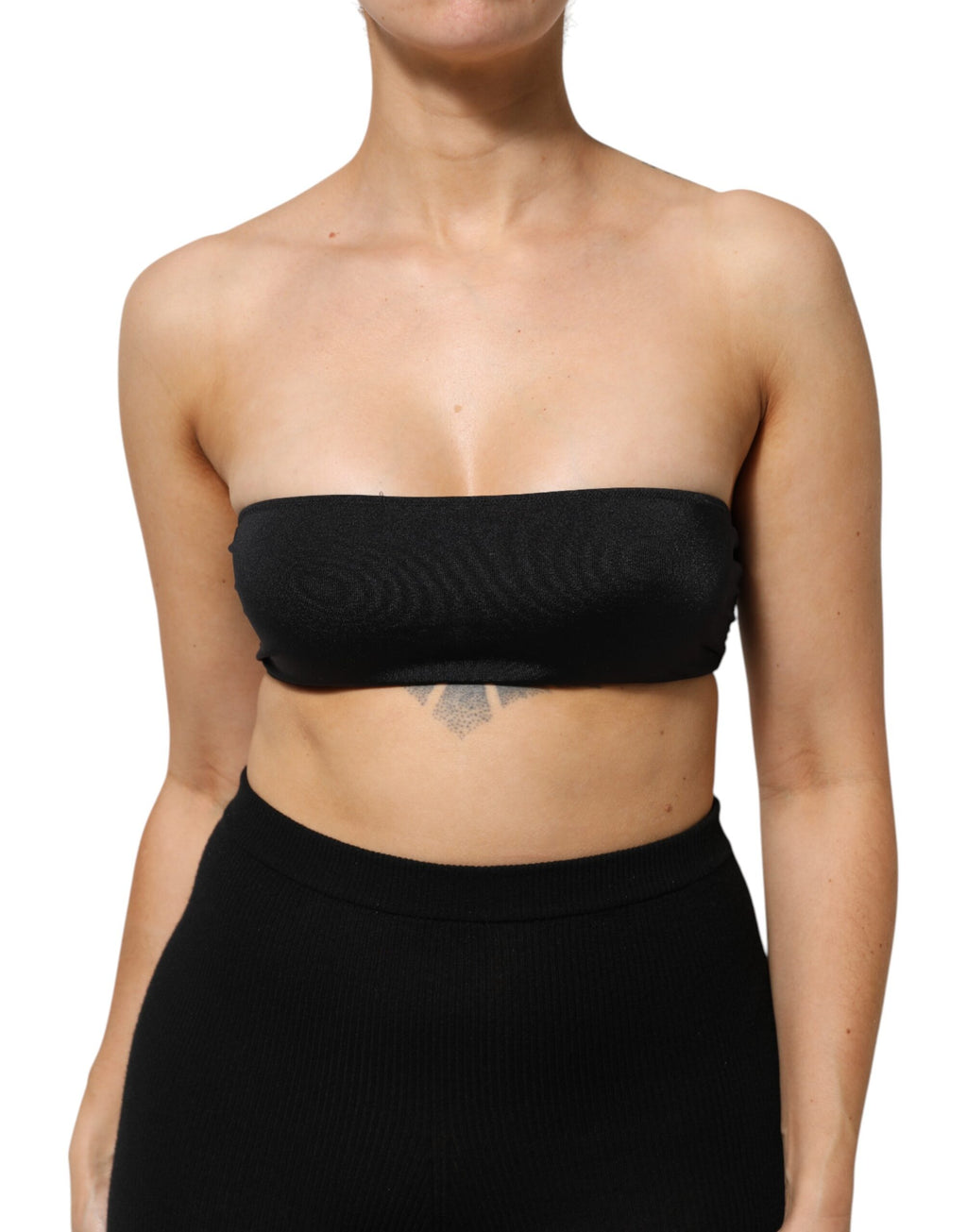 Top bandeau sans bretelles en nylon noir de Dolce & Gabbana, coupe ajustée et élégante, visible sur le mannequin.