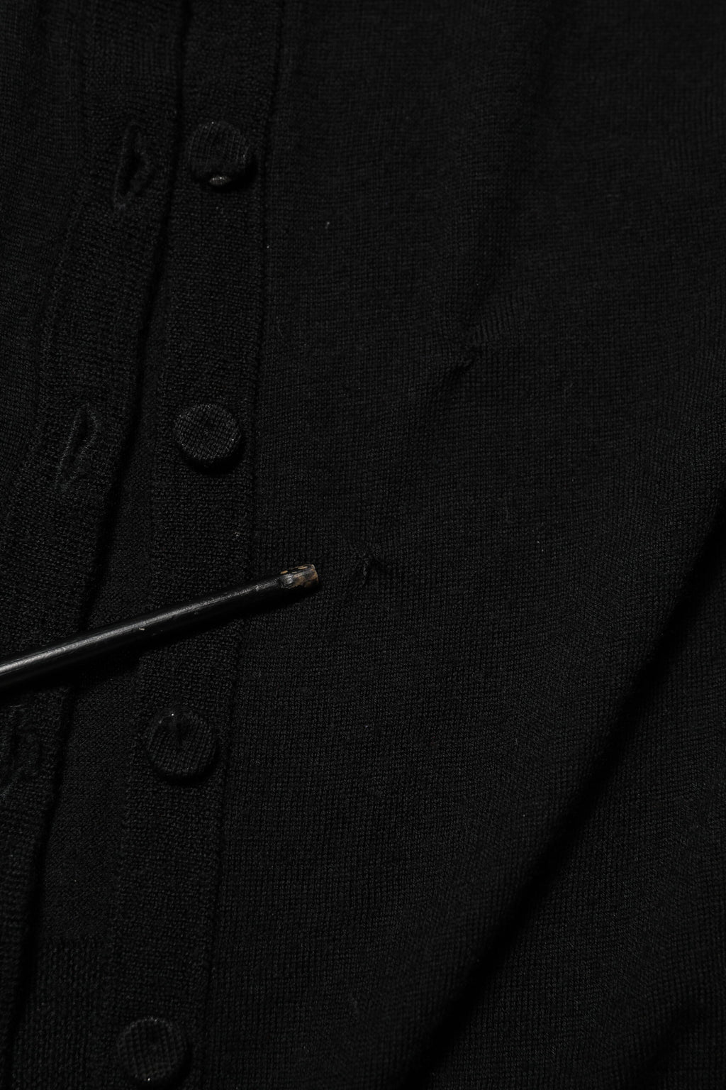 Cardigan Dolce & Gabbana en laine vierge noire avec boutons, vue de face. Pull élégant en laine pour femme.