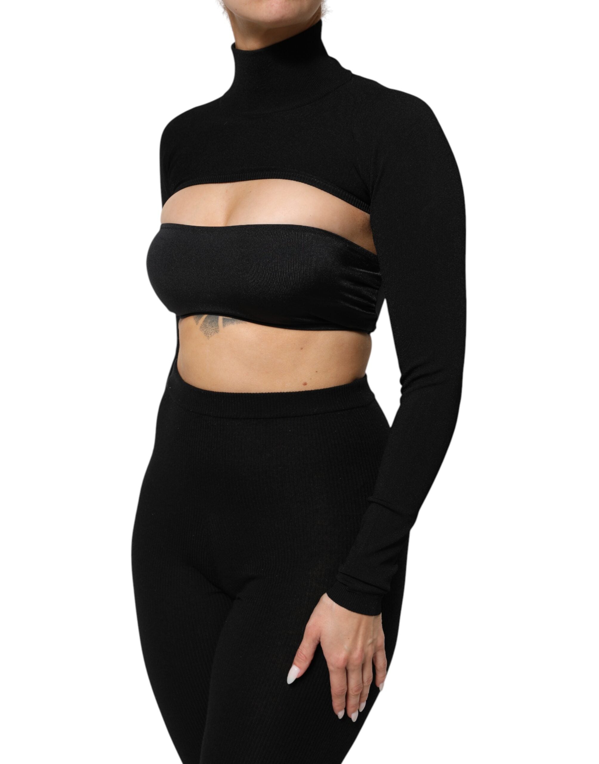 Pull-over court noir en viscose de Dolce & Gabbana avec col roulé turtle neck, porté comme top tendance.