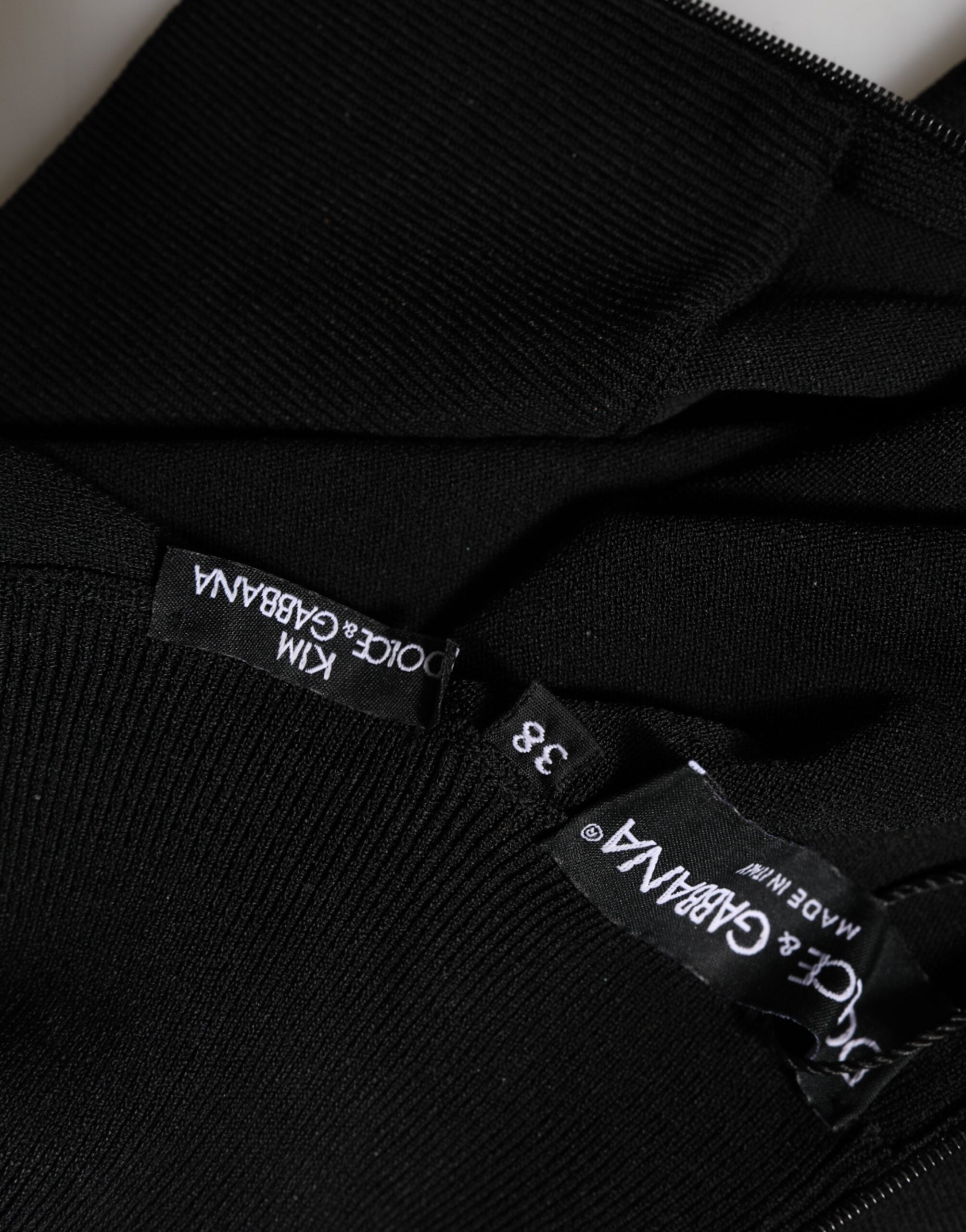 Pull noir Dolce & Gabbana en viscose à col roulé court, style crop, visible sur le haut du corps.