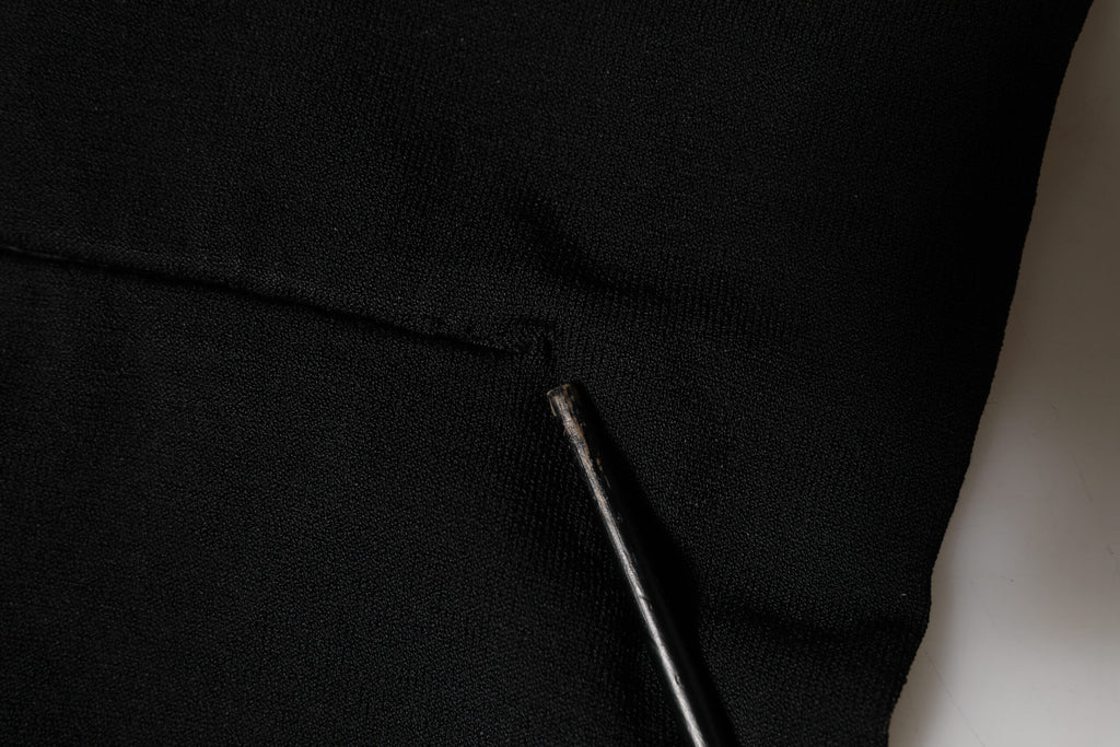 Pull à col roulé court en viscose noir de Dolce & Gabbana, tissu doux et ajusté, porté sur mannequin.