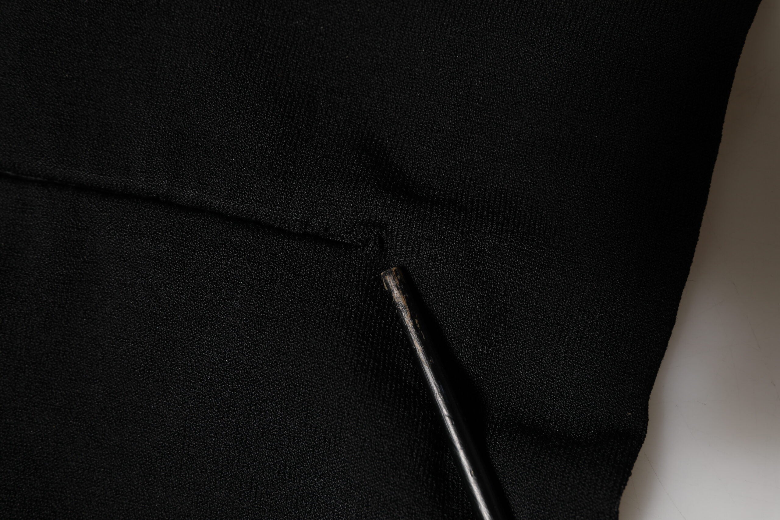 Pull à col roulé court en viscose noir de Dolce & Gabbana, tissu doux et ajusté, porté sur mannequin.