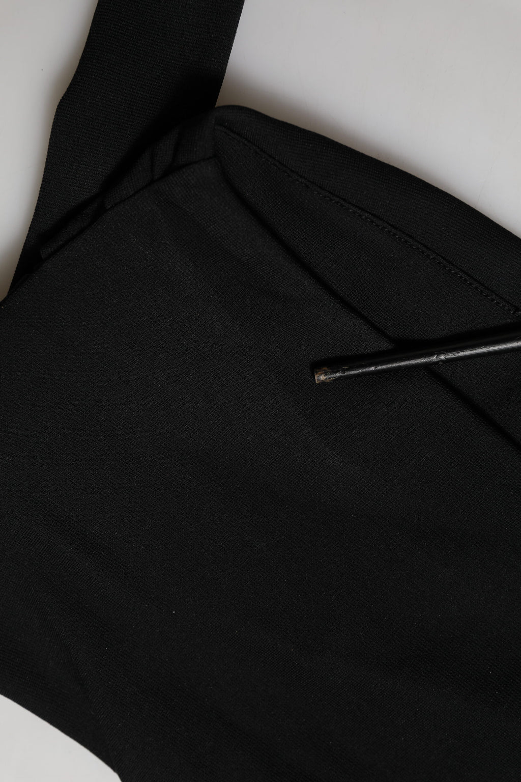 Haut court noir en viscose Dolce & Gabbana avec col montant et style halter, porté en off-shoulder.