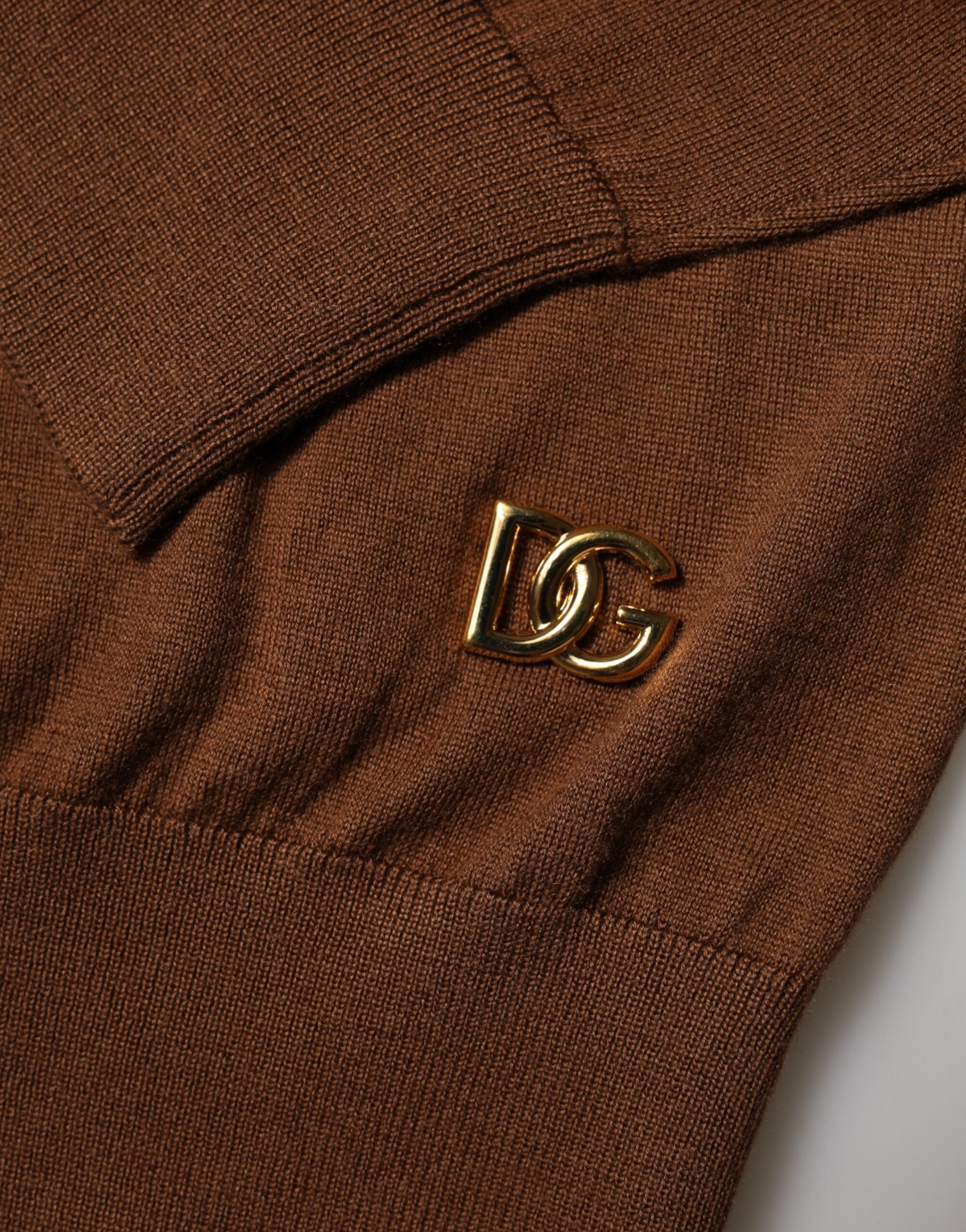 Pull en cachemire marron Dolce & Gabbana à col roulé, douceur et élégance pour un style sophistiqué.