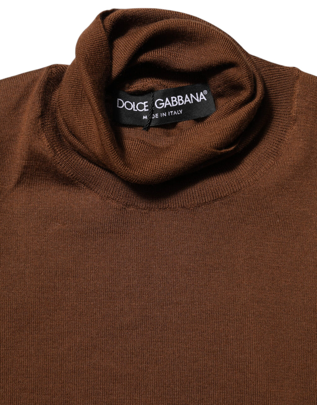 Pull en cachemire marron à col roulé Dolce & Gabbana, pull-over élégant en laine douce, détail de col haut et texture fine.