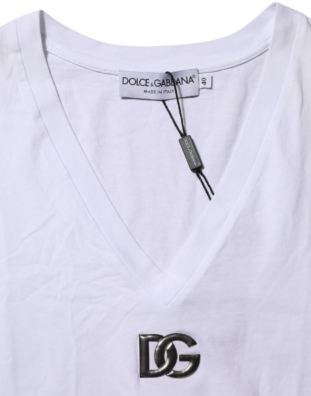 T-shirt blanc en coton à col en V et manches courtes de Dolce & Gabbana, vue de face.
