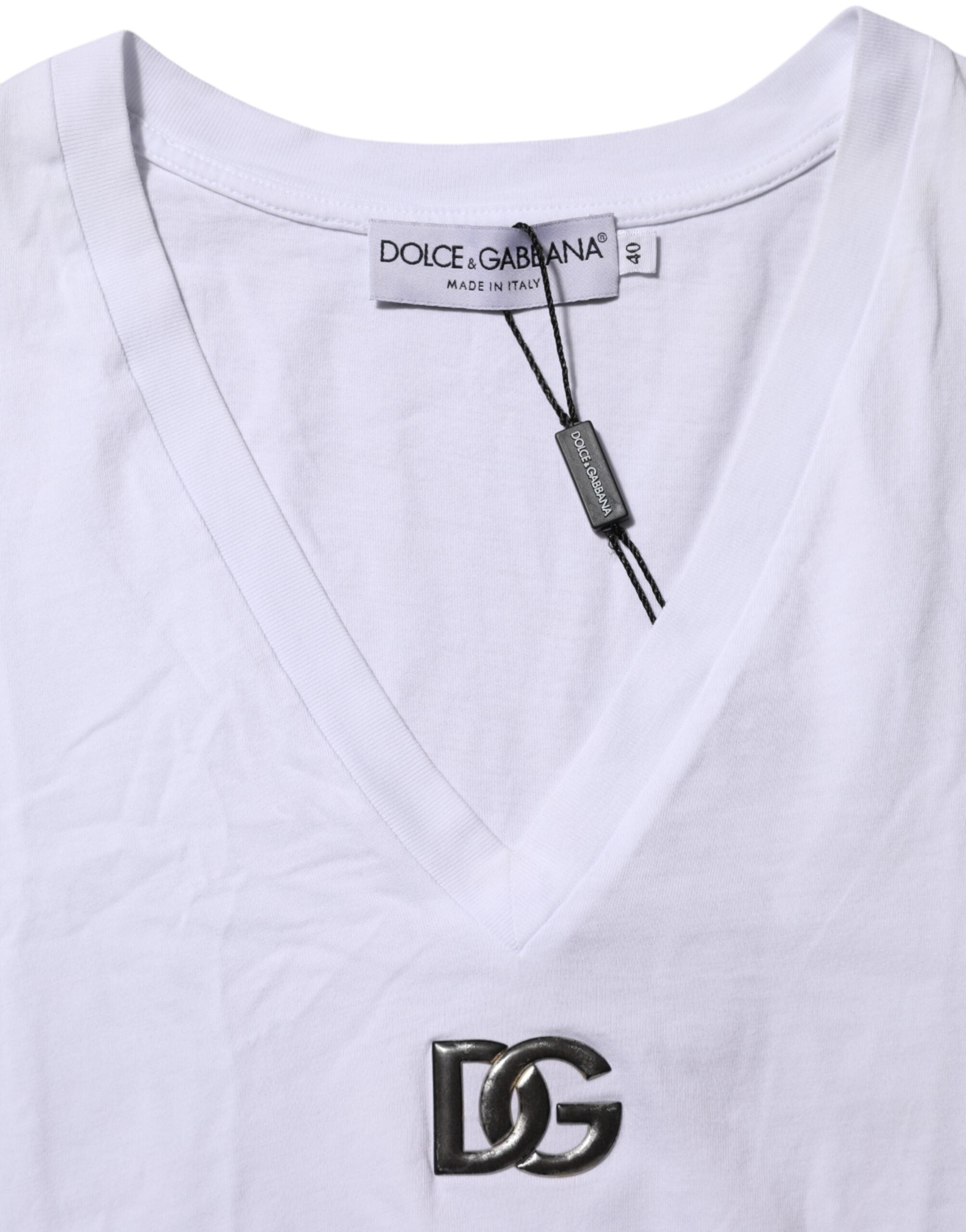 T-shirt blanc en coton à col en V et manches courtes de Dolce & Gabbana, vue de face.