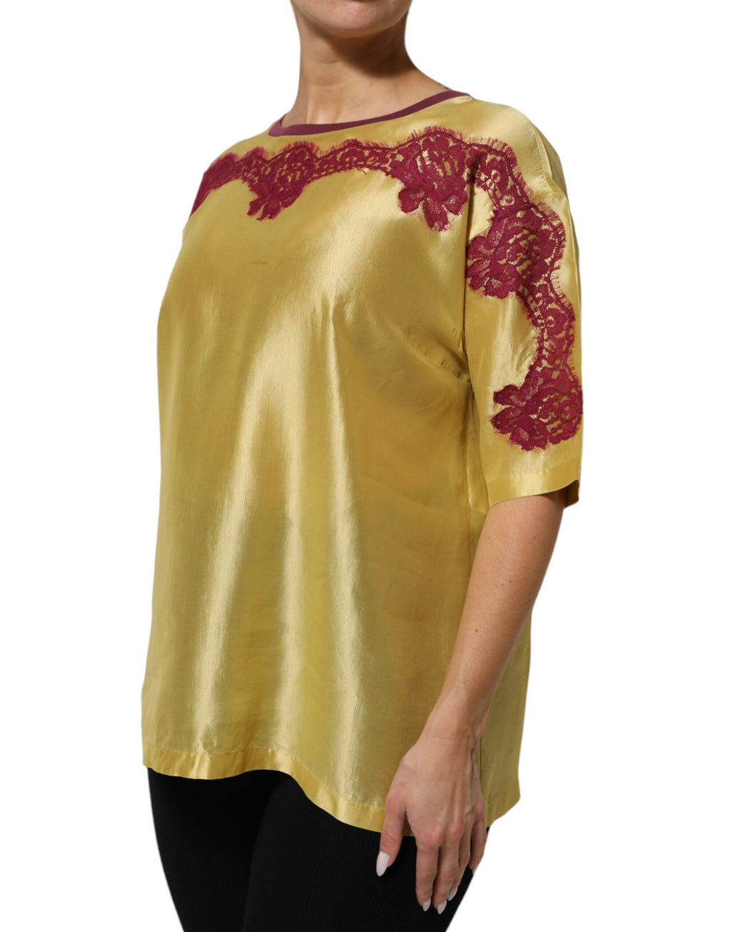 Haut en soie satin jaune Dolce & Gabbana avec broderies florales et manches courtes en dentelle.