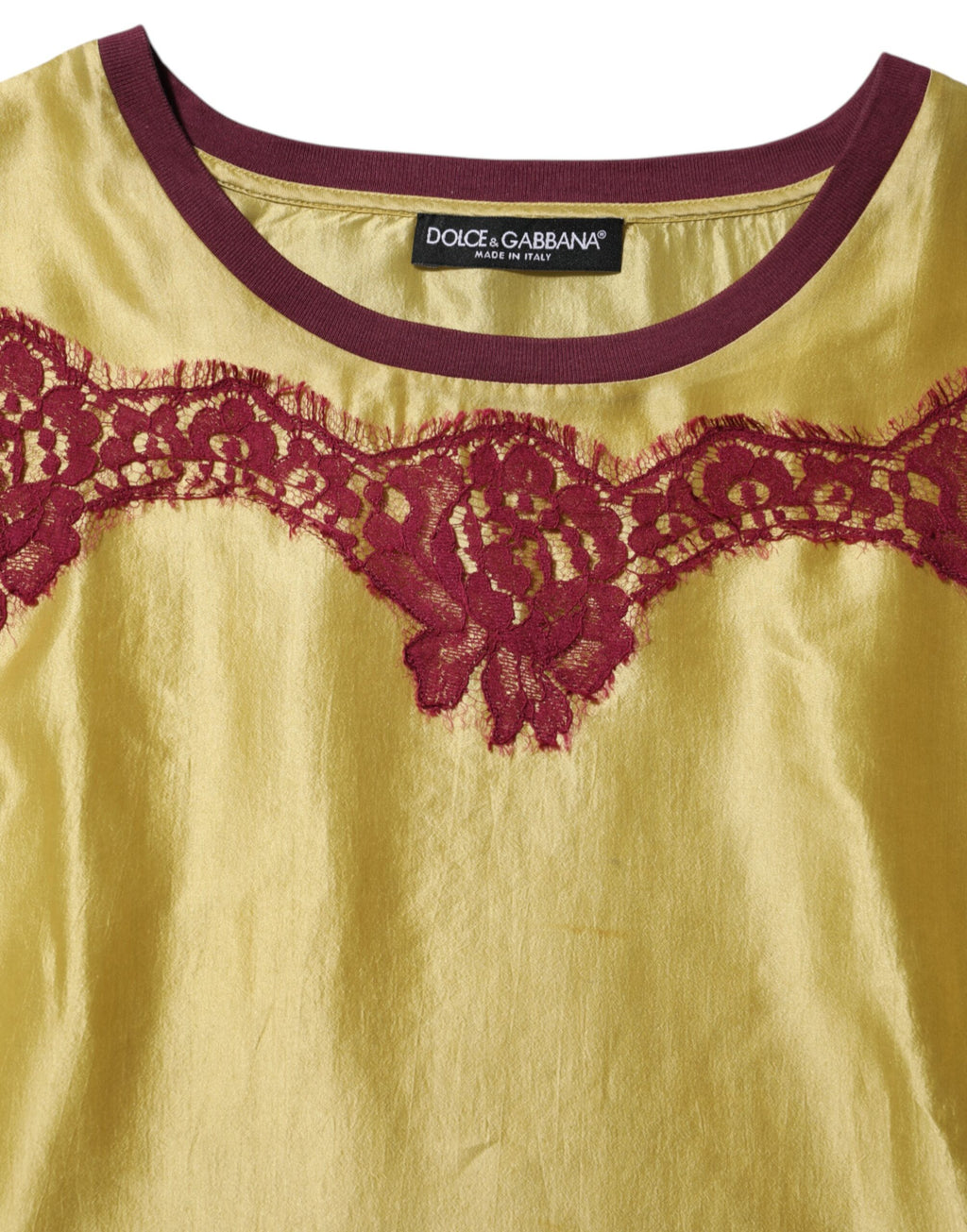Haut en soie satin jaune Dolce & Gabbana avec broderie florale et manches courtes, élégance sophistiquée.