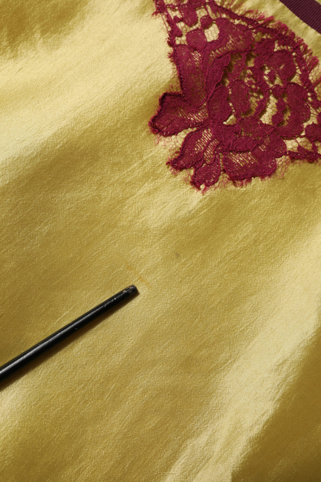 Haut court en soie satin jaune avec broderie florale et manches courtes Dolce & Gabbana, détails élégants et raffinés.