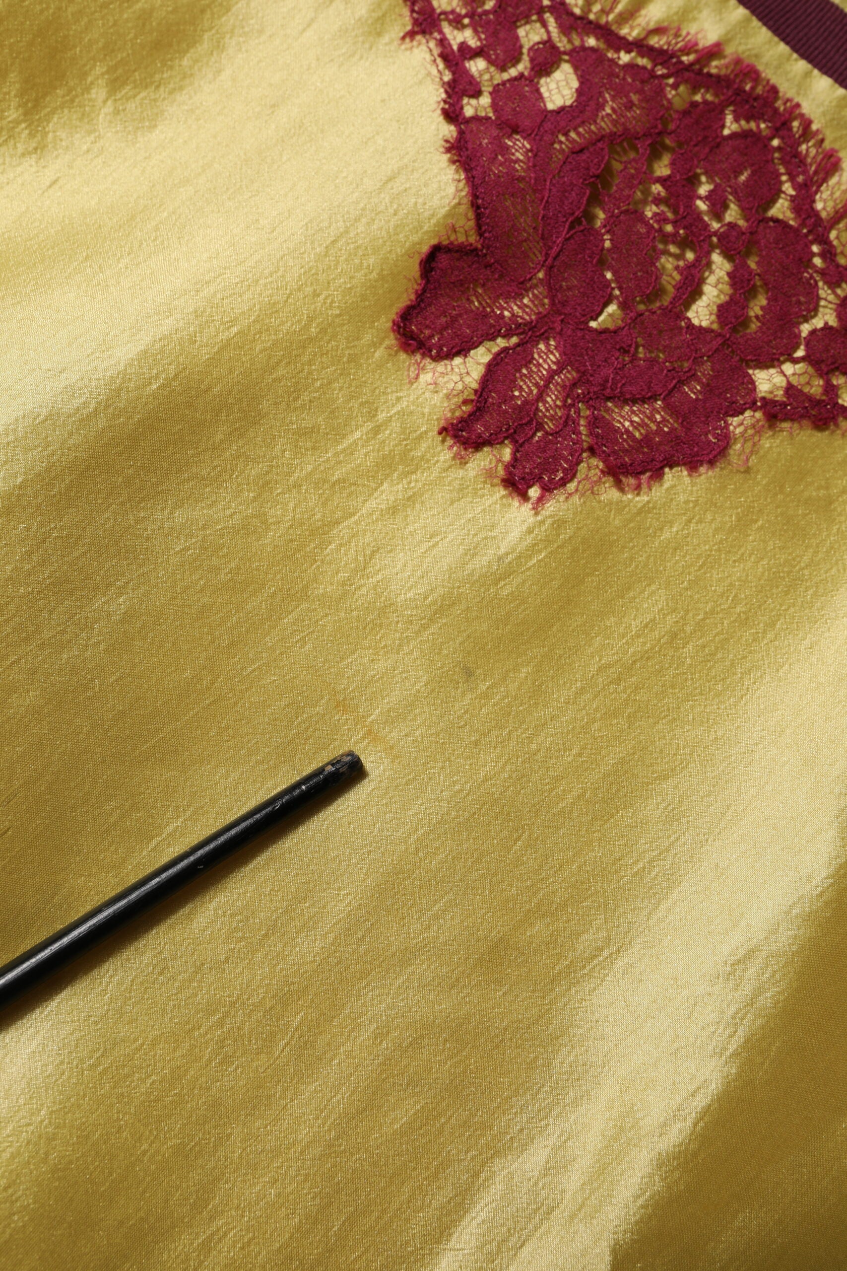 Haut court en soie satin jaune avec broderie florale et manches courtes Dolce & Gabbana, détails élégants et raffinés.