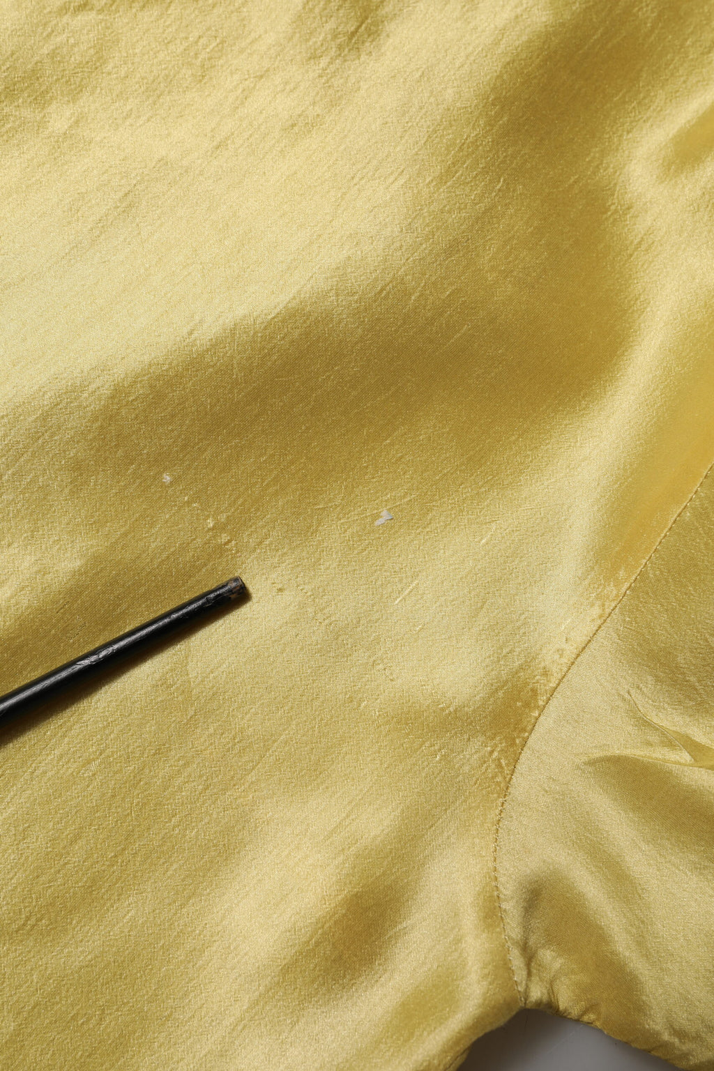 Top court en soie satin jaune Dolce & Gabbana avec dentelle florale et manches courtes, élégant et féminin.