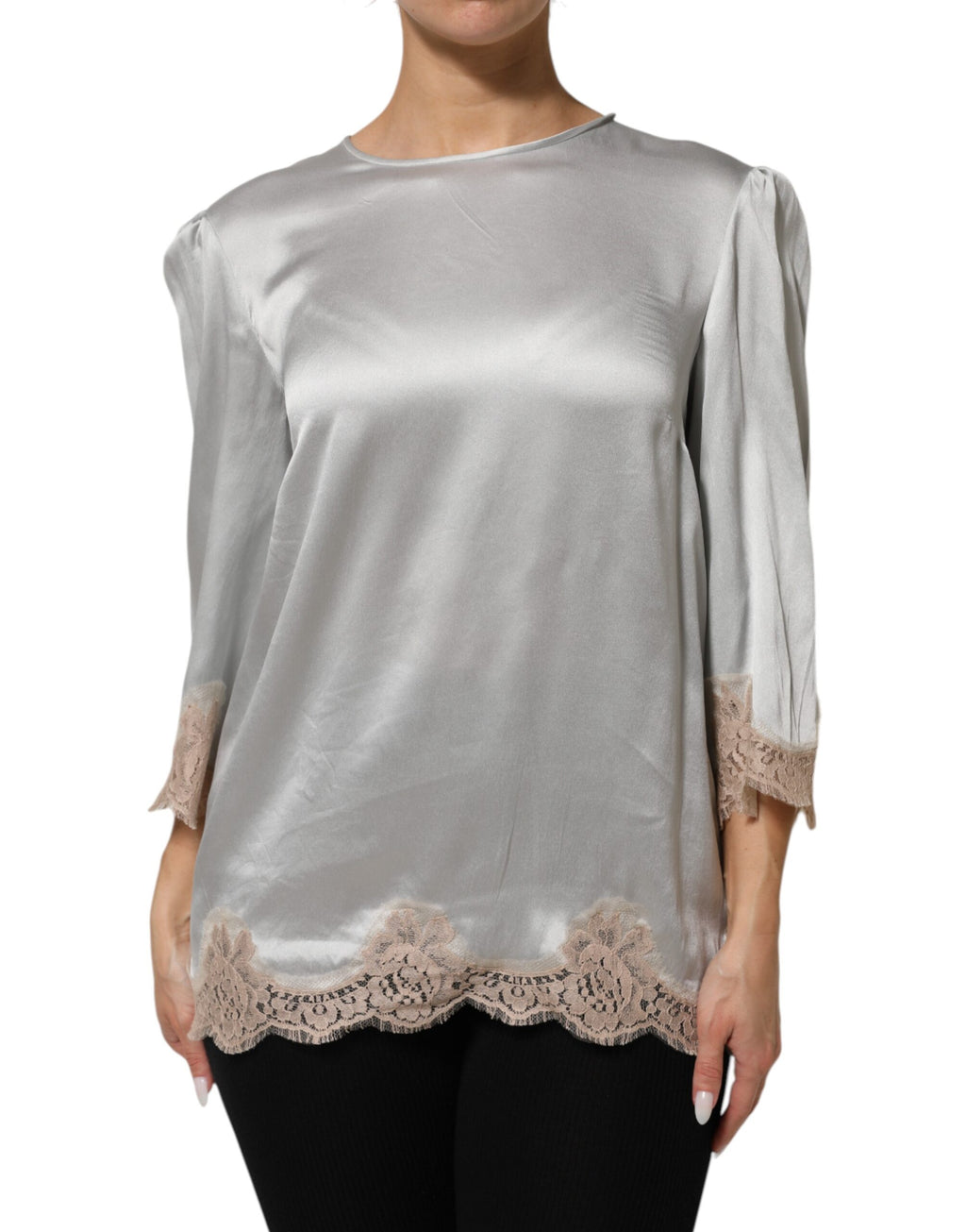 Top en soie satin gris Dolce & Gabbana avec broderie florale et manches longues, élégant et sophistiqué.