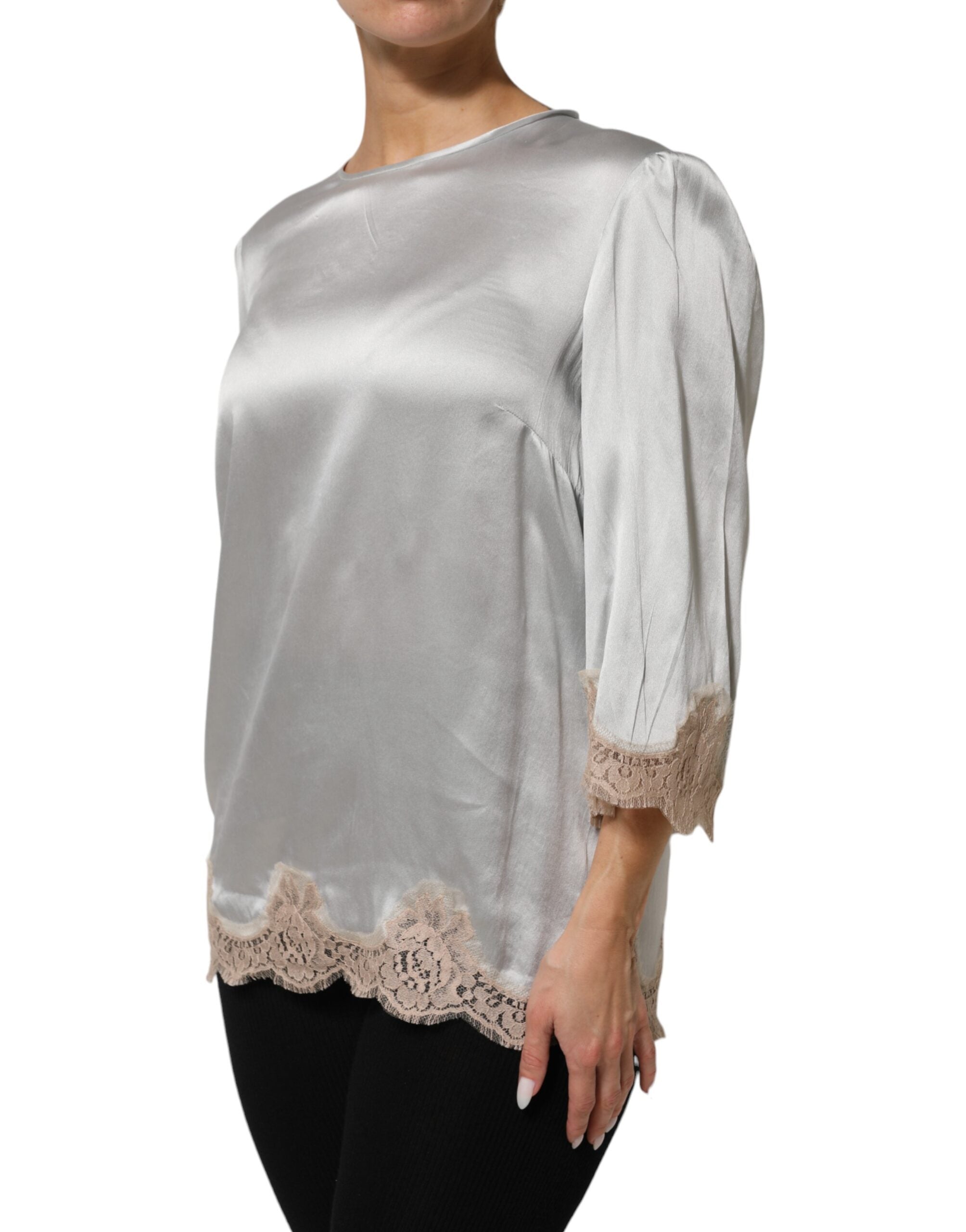 Top en soie grise Dolce & Gabbana avec dentelle florale à manches longues, élégant et sophistiqué.