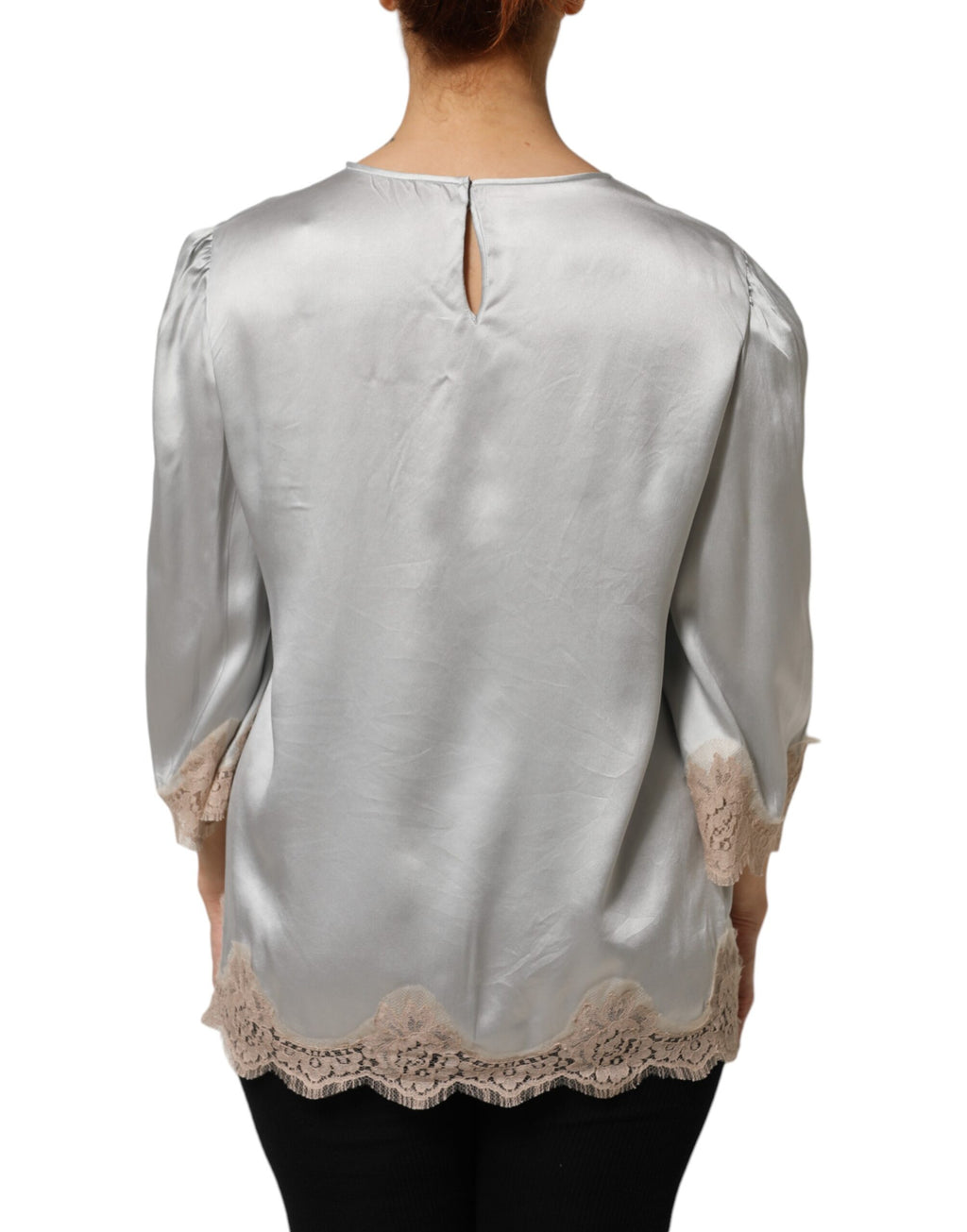 Top Dolce & Gabbana en soie grise satin avec broderie florale et manches longues, élégant et raffiné.
